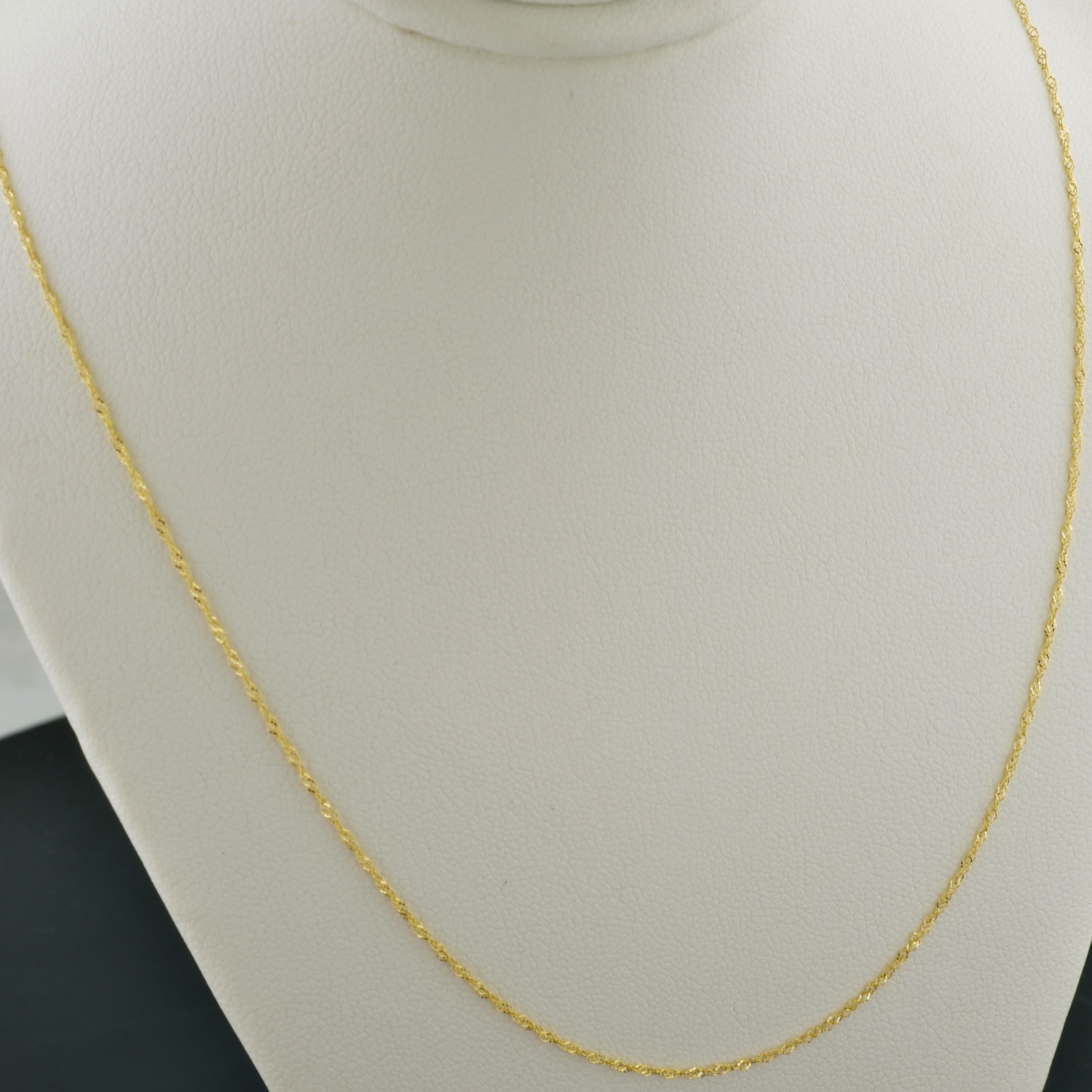 18K YELLOW GOLD .9mm SINGAPORE PENDANT CHAIN NECKLACE