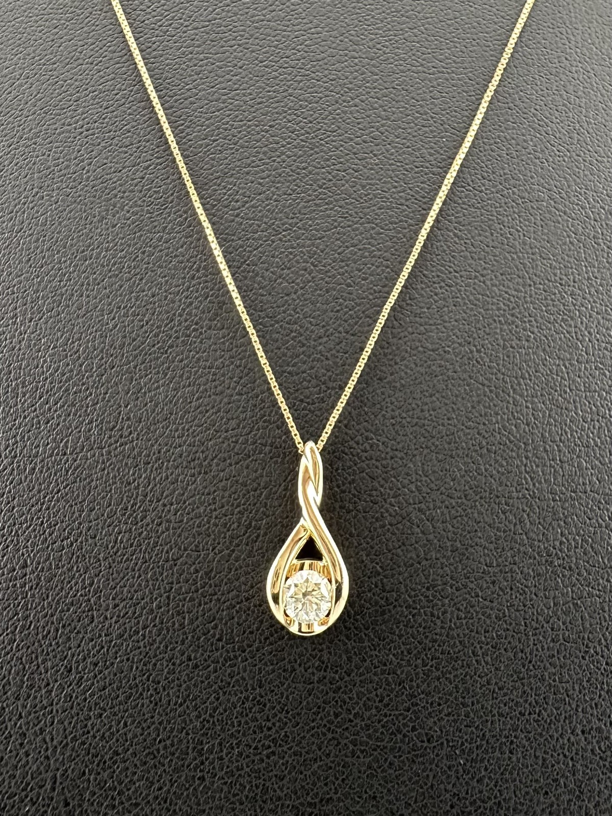14k Yellow Gold Diamond Teardrop Pendant Necklace 0.30ctw 1.80dwt 2.8g