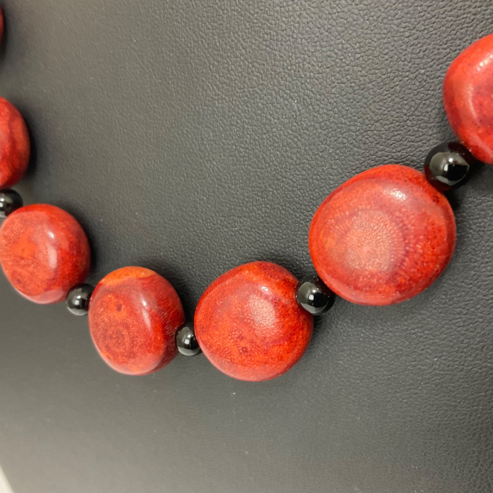 Desert Rose Trading Red Sponge Coral Black Onyx Graduating Bead Necklace 16-19”