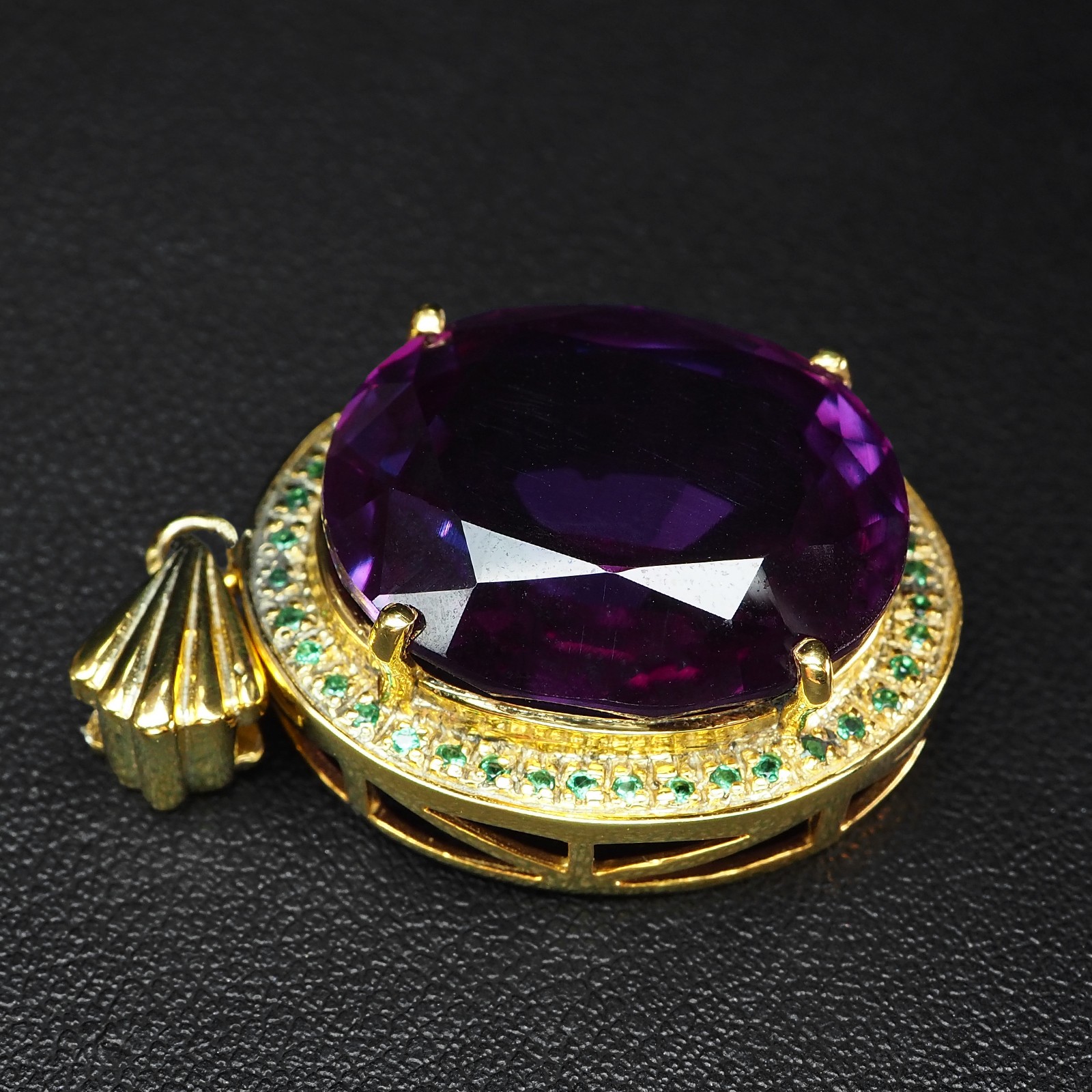 24K Gold 925 Sterling Silver Pendants Glittering Color Changing Sapphire 29.65Ct