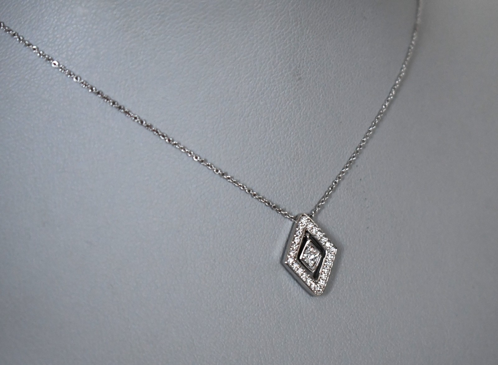 NEW ROBERTO COIN *DIAMANTE* 18K WHITE GOLD & DIAMOND Small Pendant Necklace