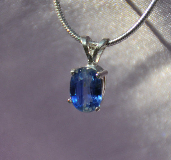 1.2 CT HANDCRAFTED 8MM X 6MM OVAL BLUE KYANITE PENDANT IN STERLING SILVER
