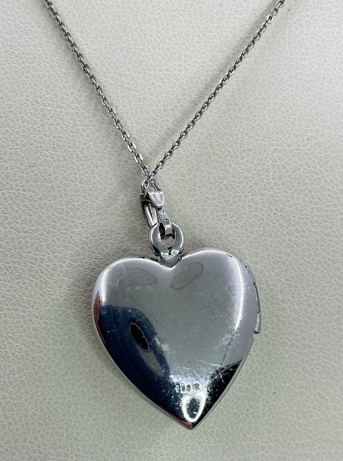 LOCKET HEART SHAPE STERLING SILVER WITH CHAIN ENGRAVED HEARTS (S1039)