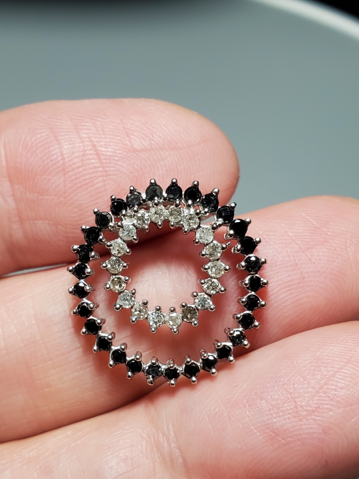 APPROX 0.50 CT ONYX & 1.00 CT DIAMOND 10KT SOLID WHITE GOLD CIRCLE PENDANT