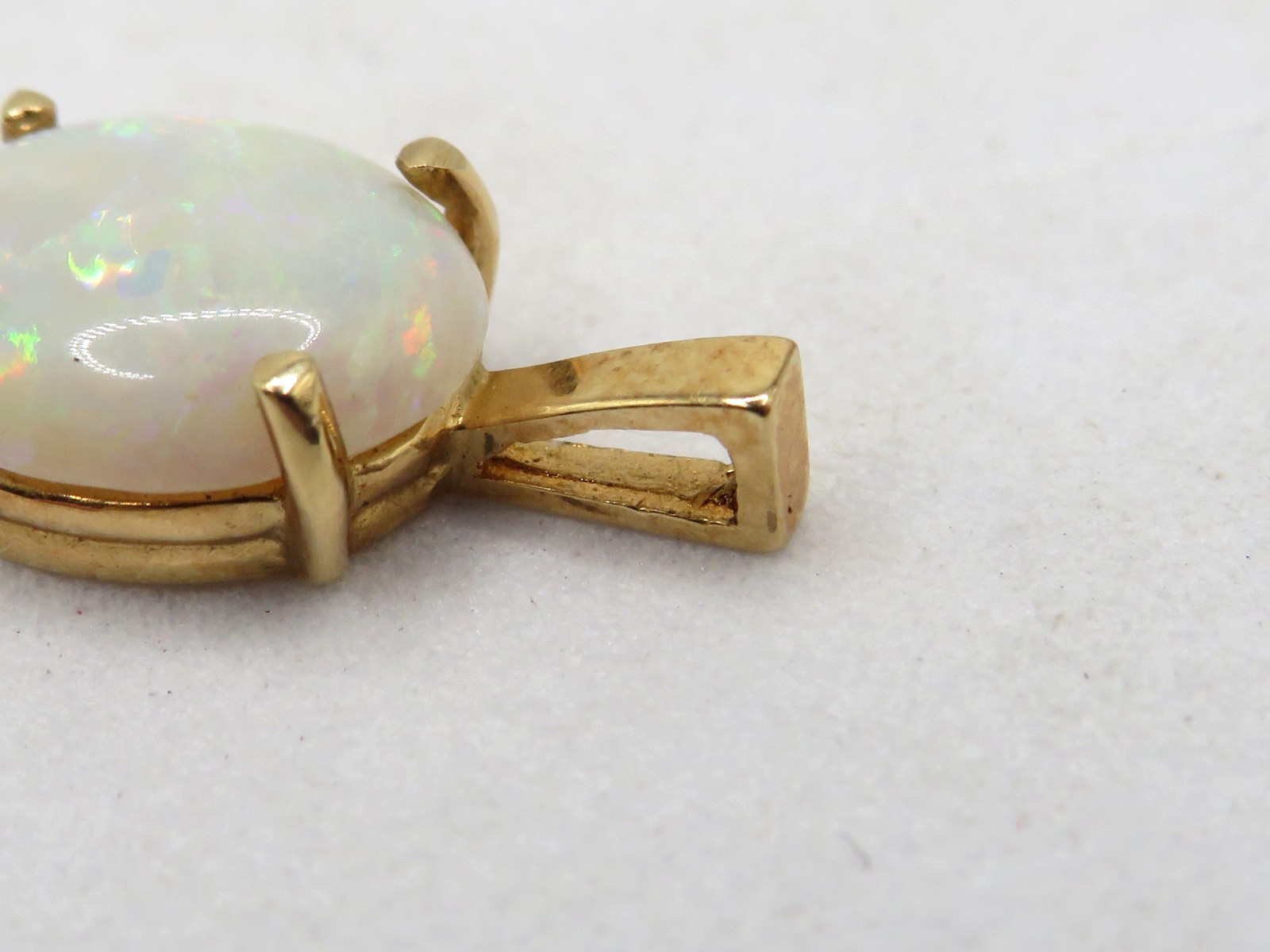 DAINTY LADIES 14k YELLOW GOLD PENDANT w 1.15cts OVAL AUSTRALIAN OPAL (10mmx8mm)*
