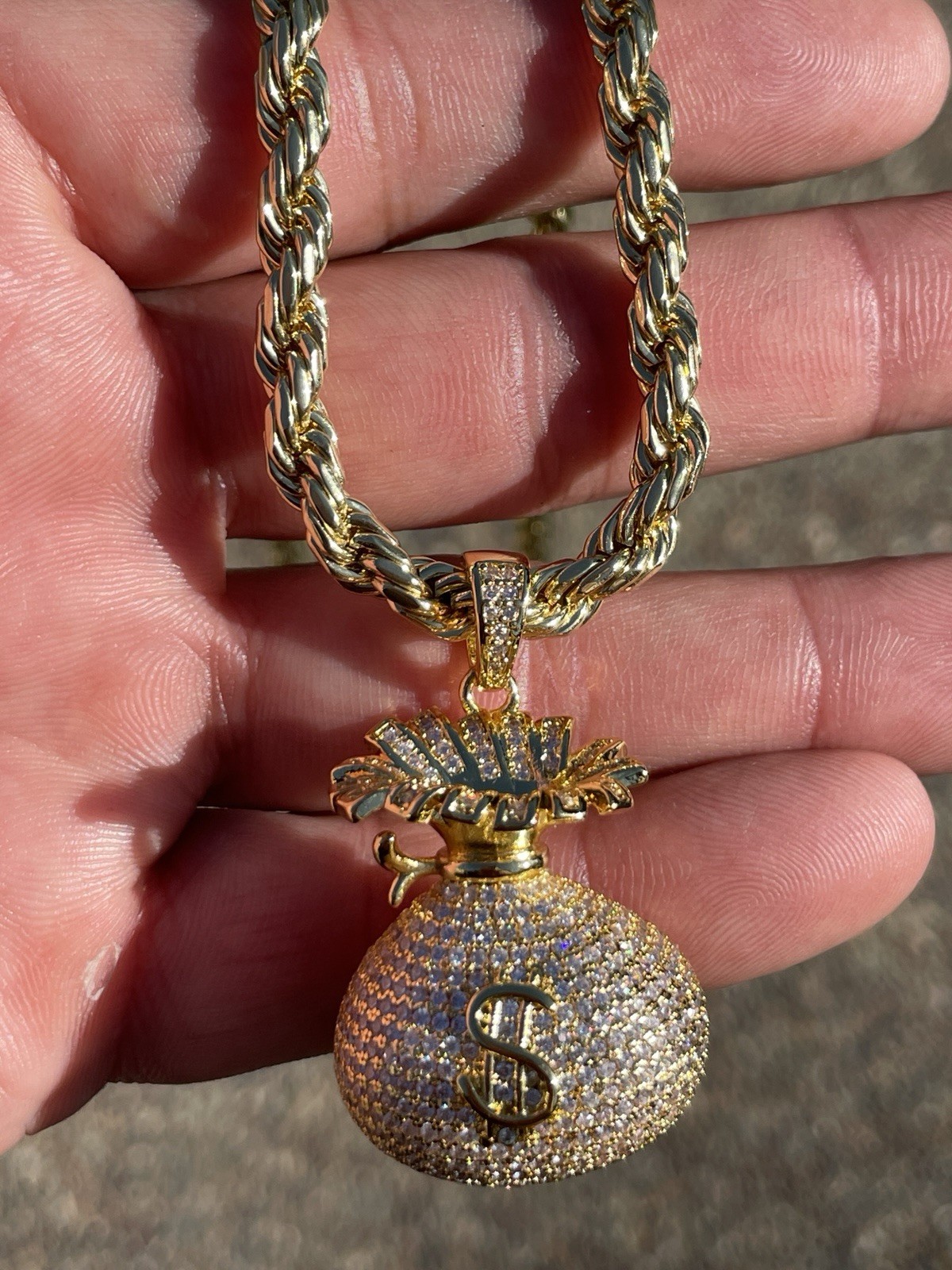 14k gold plated rope chain (6mm 26 Inch) With Iced Out Moneybag Pendant.🔥