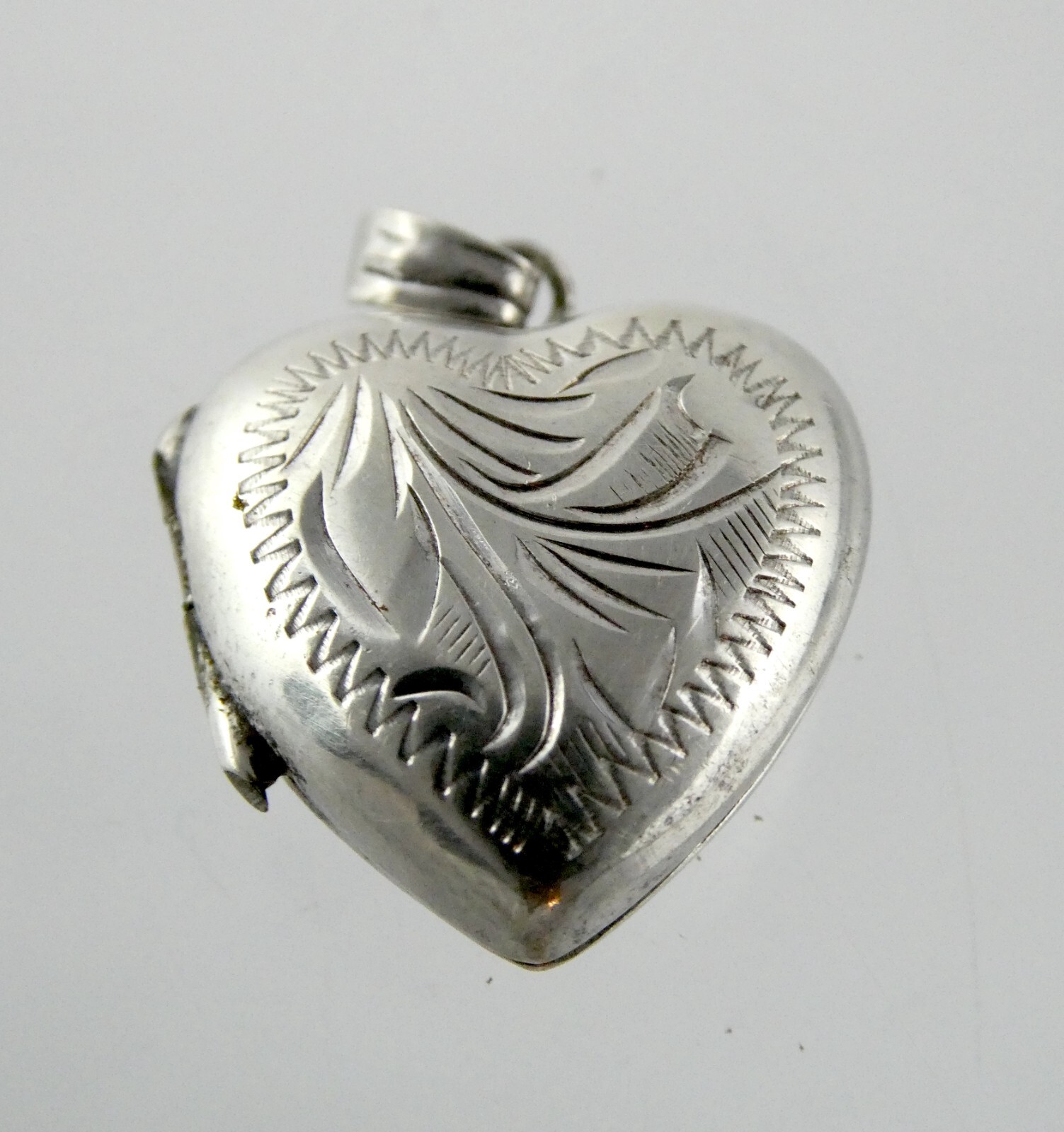 Vintage CPS English Sterling Silver Etched Heart Locket Pendant 2.2g 925 5/8 In