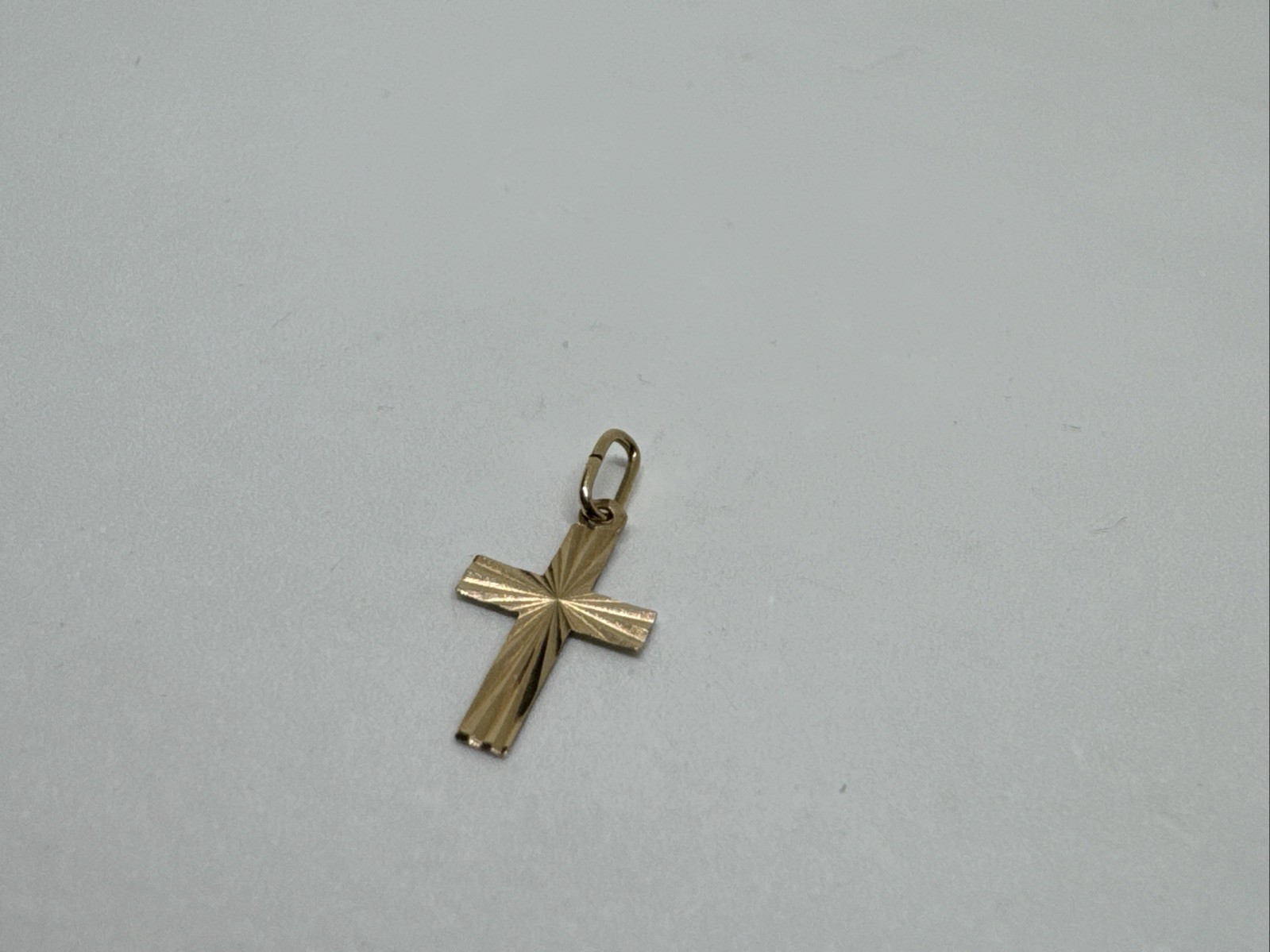 BEAUTIFUL 14k YELLOW GOLD DESIGNED CROSS PENDANT CHARM 14kt 585 CHRISTIAN 0.17g