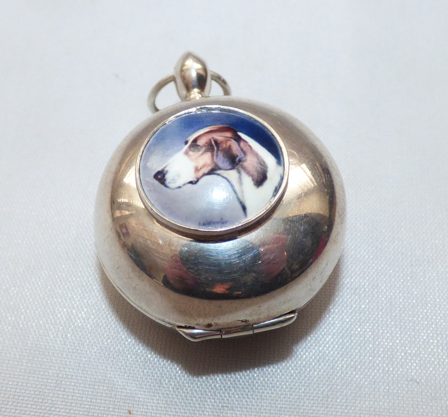 VINTAGE SILVER ENAMELLED HUNTING HOUND LOCKET BOX FOB PENDANT HUNTING HOUND
