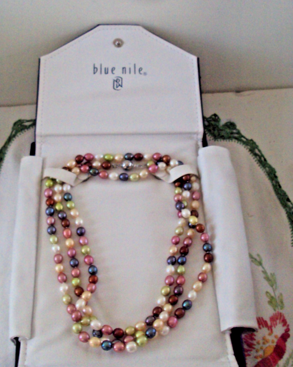 BLUE NILE Pearl Necklace in Original Case and Box – Very Good Clean condition!!!