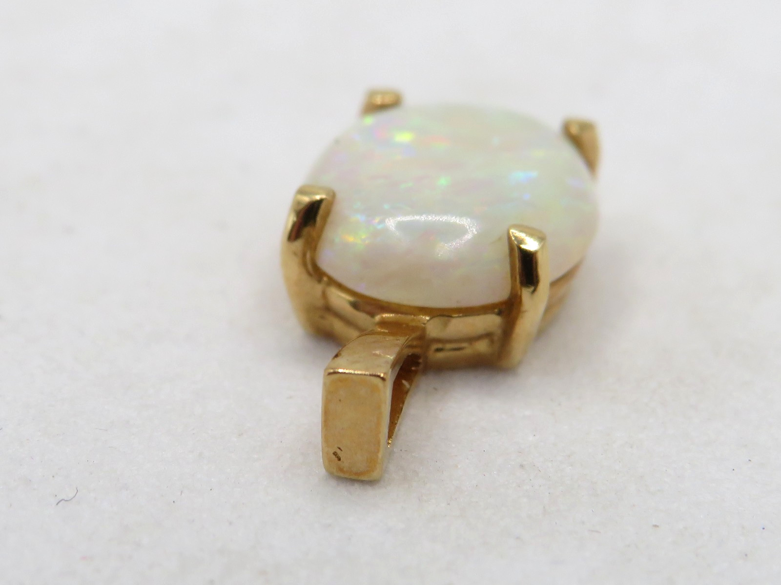 DAINTY LADIES 14k YELLOW GOLD PENDANT w 1.15cts OVAL AUSTRALIAN OPAL (10mmx8mm)*