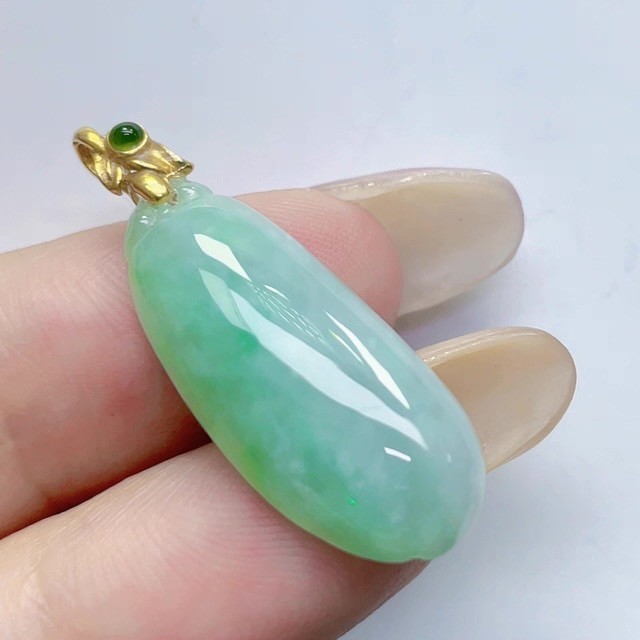 Grade A 100% Natural Untreated Myanmar Jadeite Light Green Pendant 18k Gold