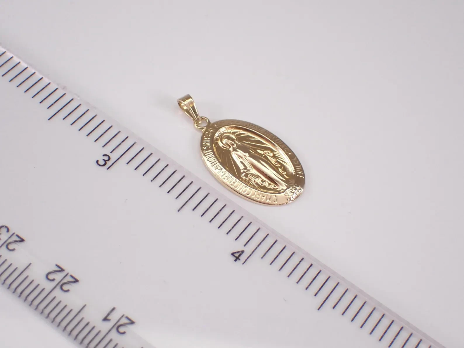 Religious Virgin Mary No Stone Oval Disk Women’s Pendant 14K Yellow Gold Plated.