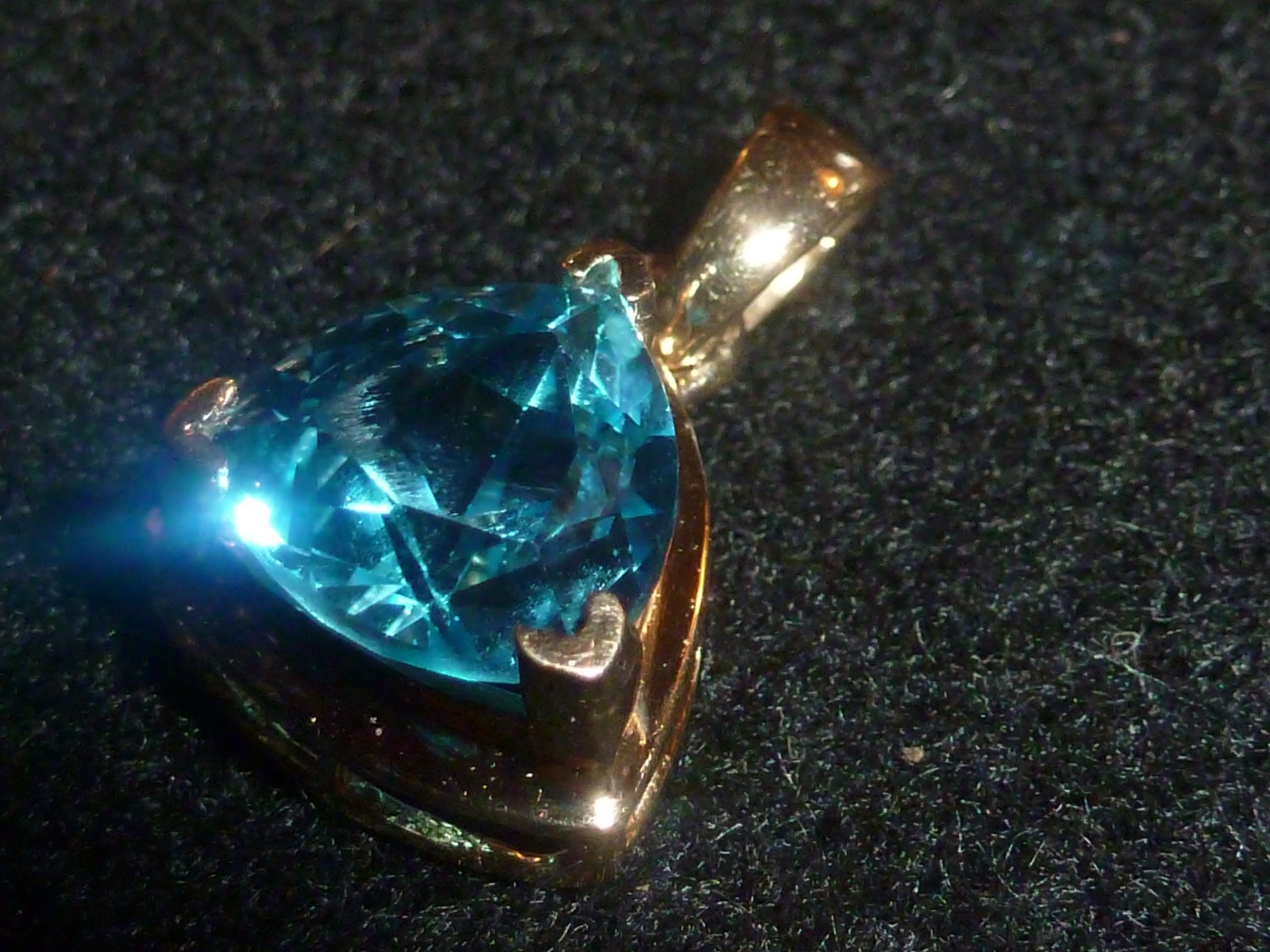 10K SOLID YELLOW GOLD TRILLION-CUT BLUE TOPAZ PENDANT