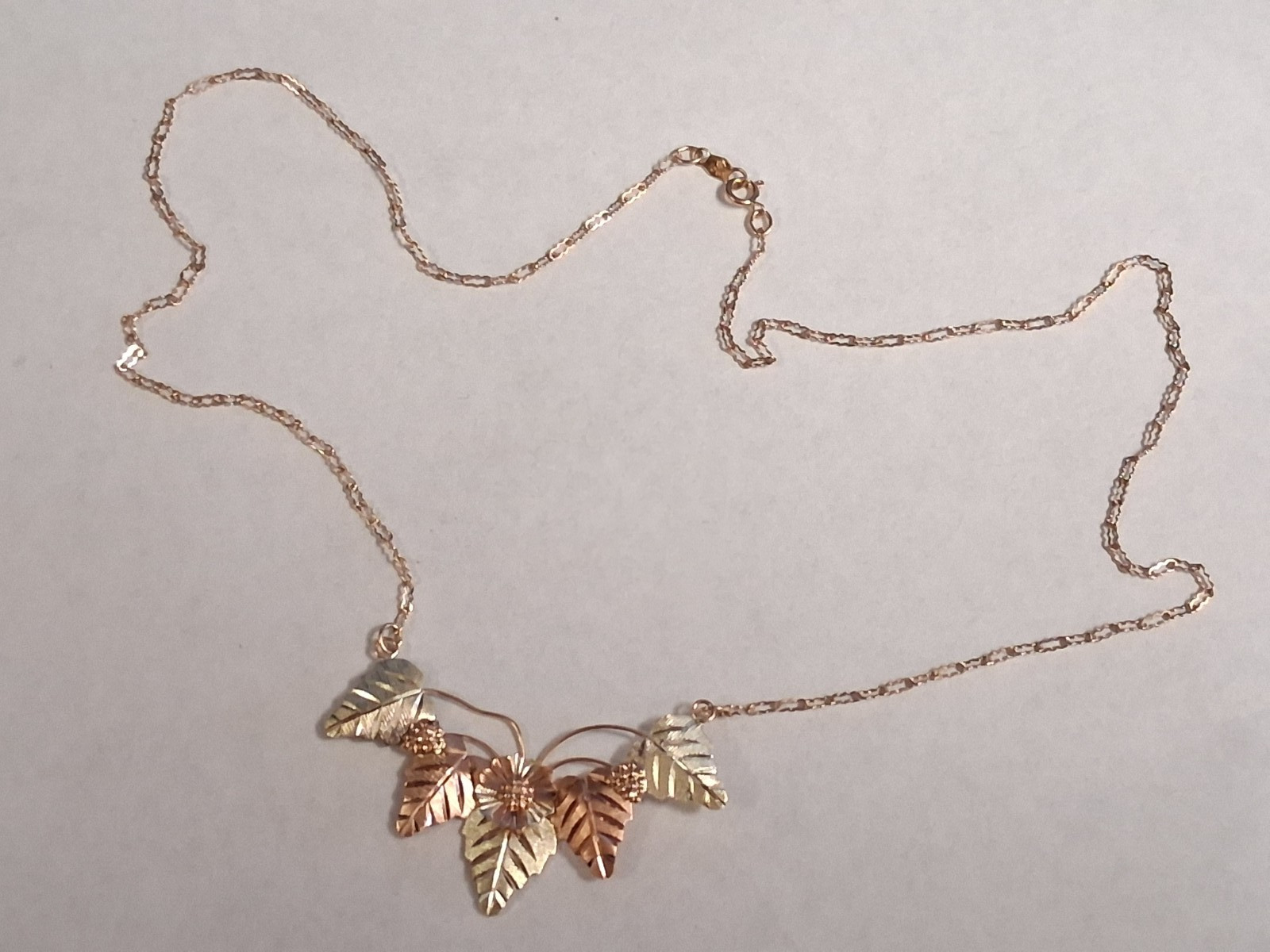 (RI4) 10k Three-Tone Gold Floral Necklace / Chain (3.4 Grams) Size 18″