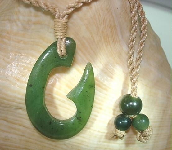 22MM HAND-CARVED NATURAL NEPHRITE JADE HAWAIIAN MAKAU BAIT FISH HOOK NECKLACE