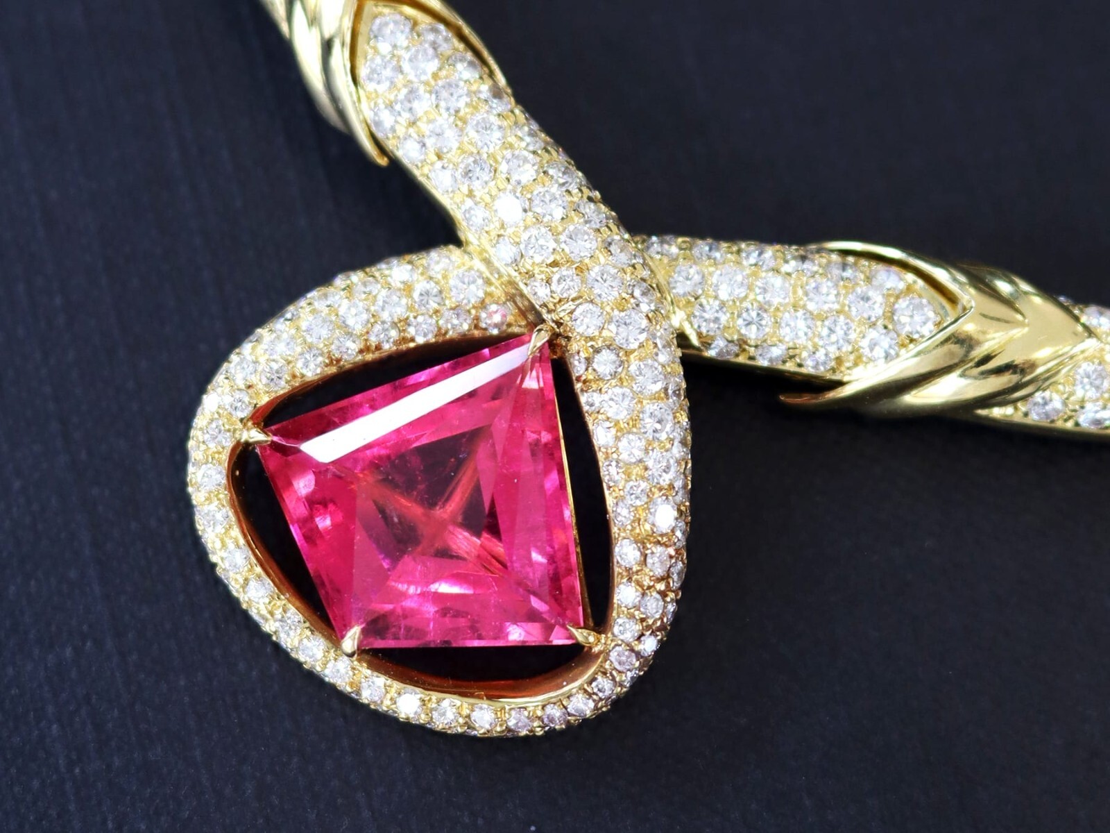 15.65 Ct Pink Tourmaline and 6.90 Ct Diamond 18k Yellow Gold Necklace Vintage