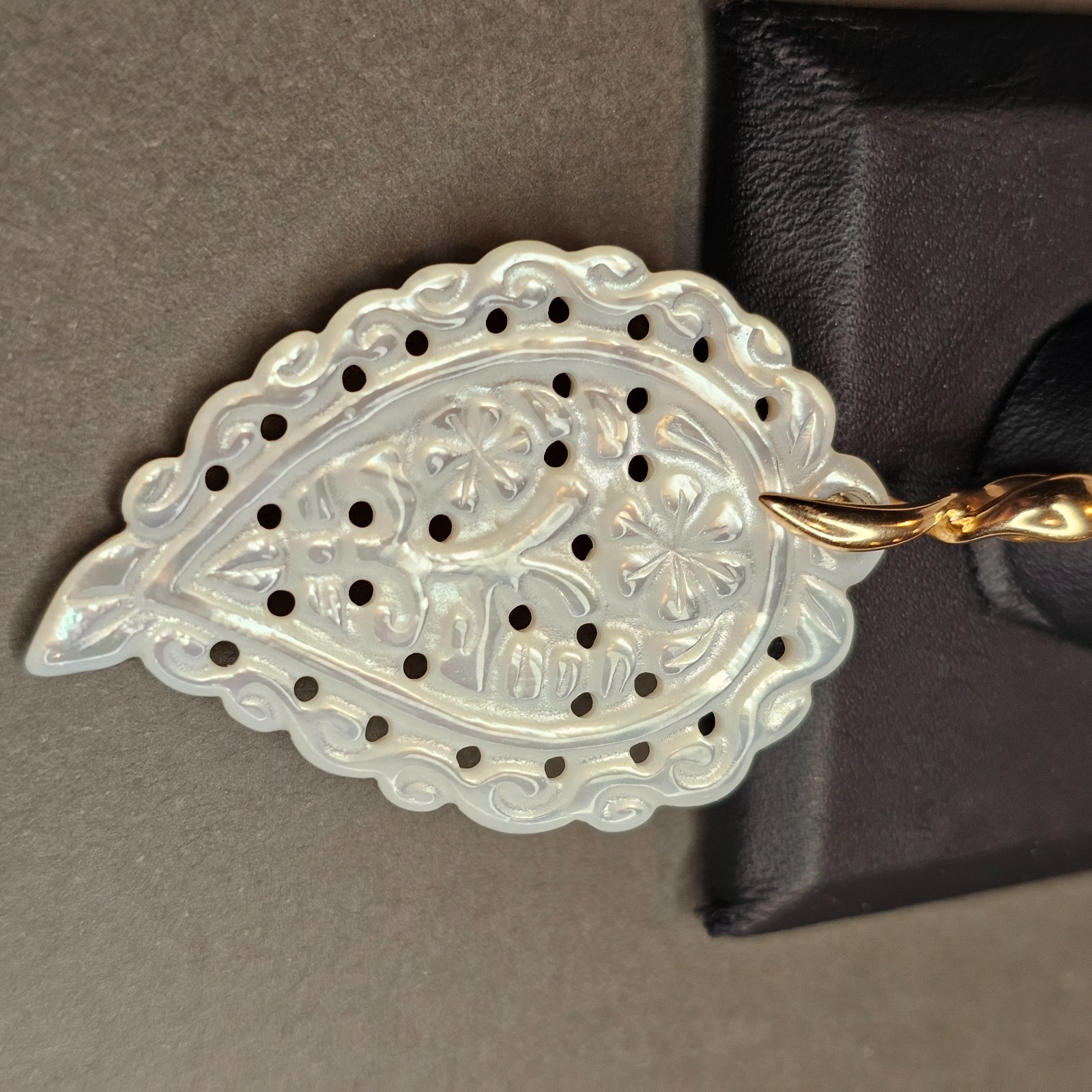 Tamara Comolli INDIA Medium 18K Gold White Mother of Pearl Leaf Pendant TC