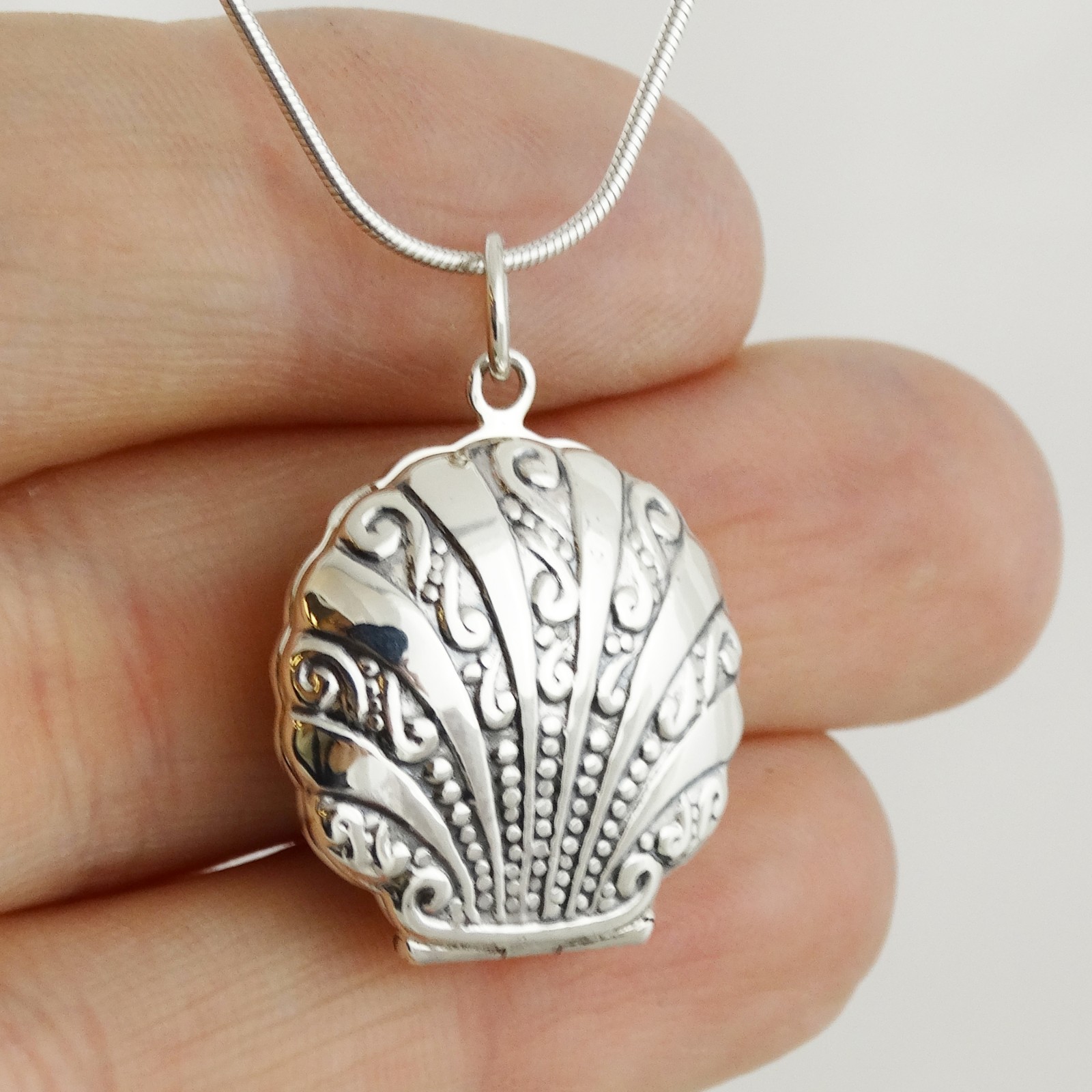 Clam Shell Locket Necklace – 925 Sterling Silver – Holds 2 Photos Beach Sea SN