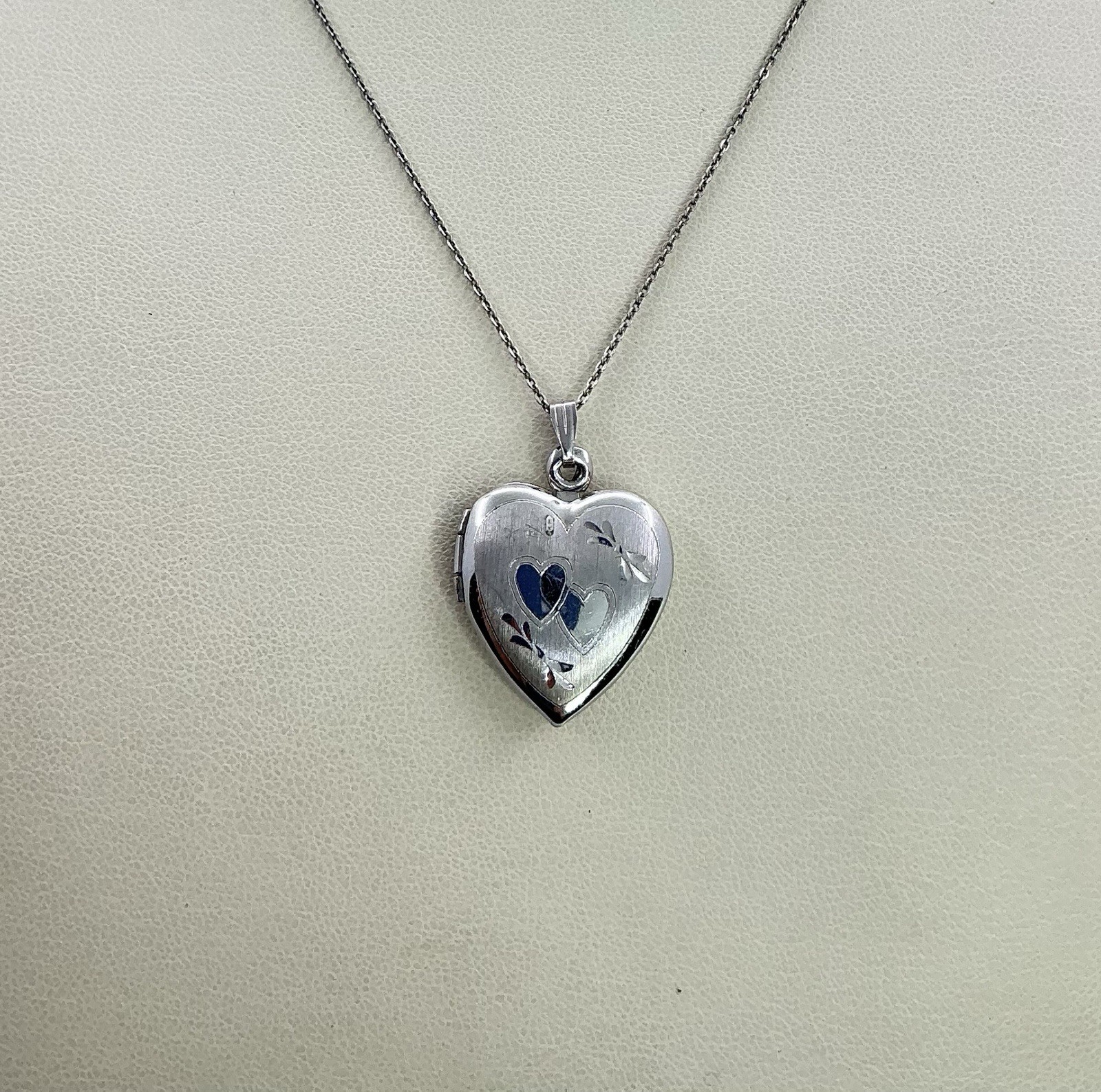 LOCKET HEART SHAPE STERLING SILVER WITH CHAIN ENGRAVED HEARTS (S1039)