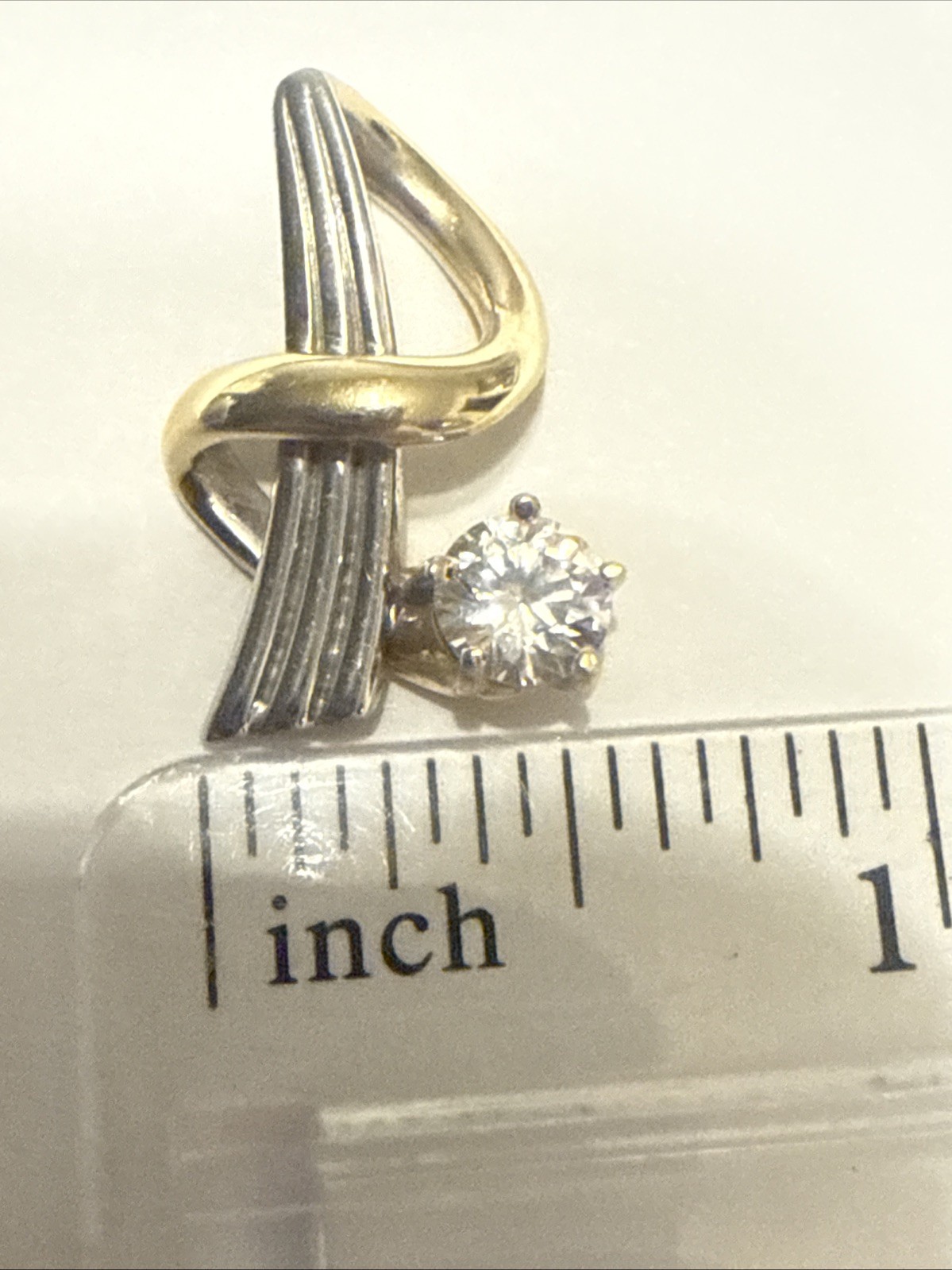 2.81 Grams Of 14kt Yellow,white Gold Modern, Contemporary Clear Stone Pendant