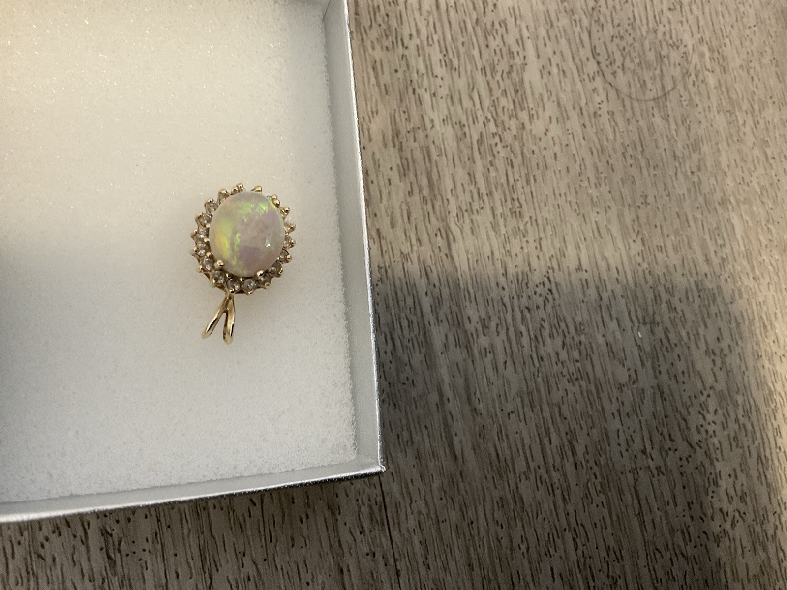 Beautiful 4.20 Opal pendant with Clear Diamonds