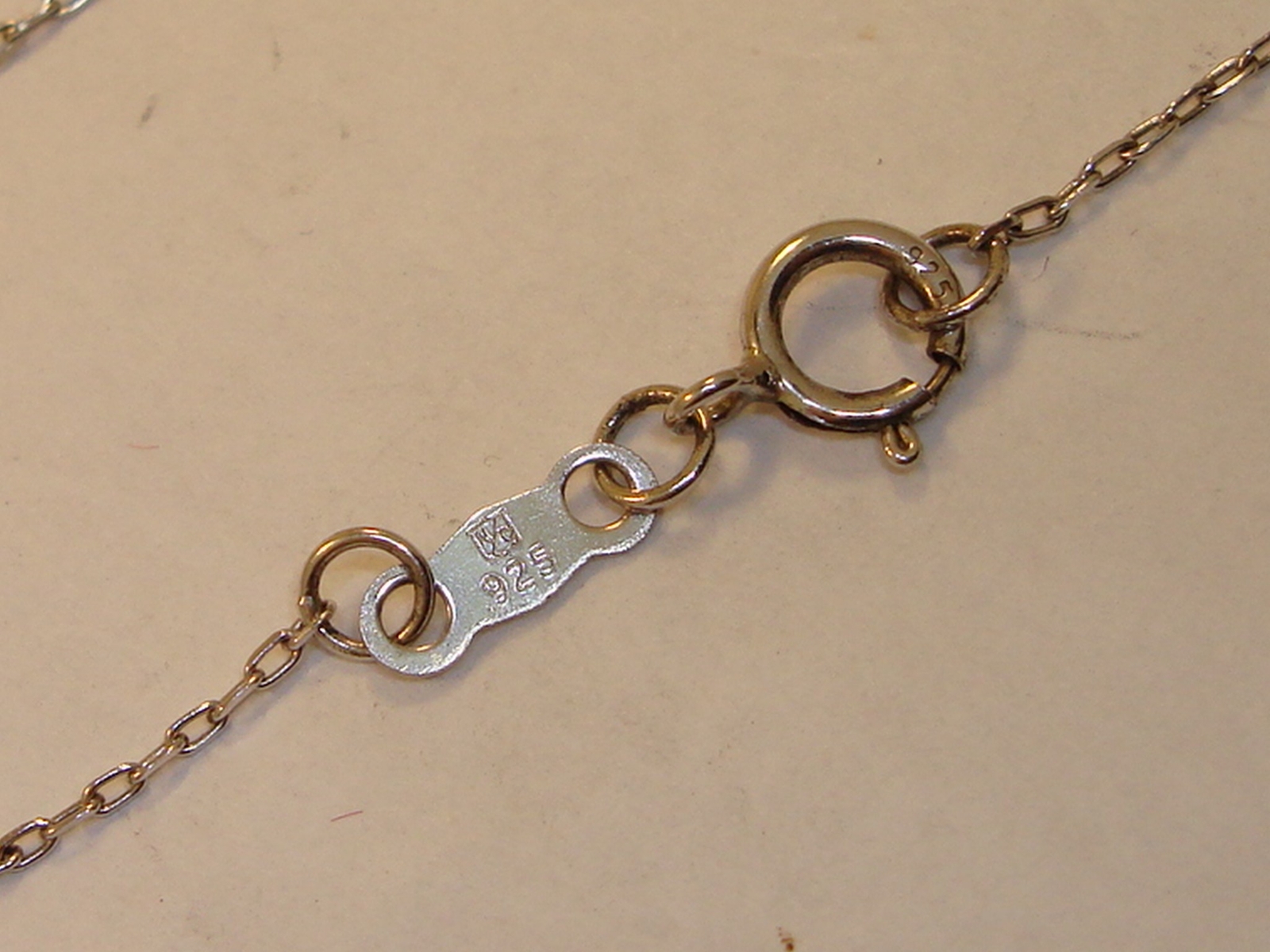 KAY JEWELERS “THE CENTER OF ME” STERLING SILVER W/1/10CTW DIAMOND NECKLACE!