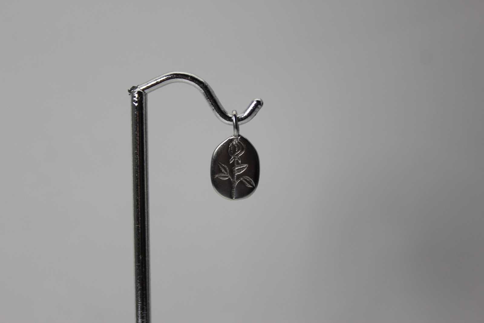 925 Sterling Silver Rose Engraved Small Oval Pendant 0.7 Grams (PEN10462)
