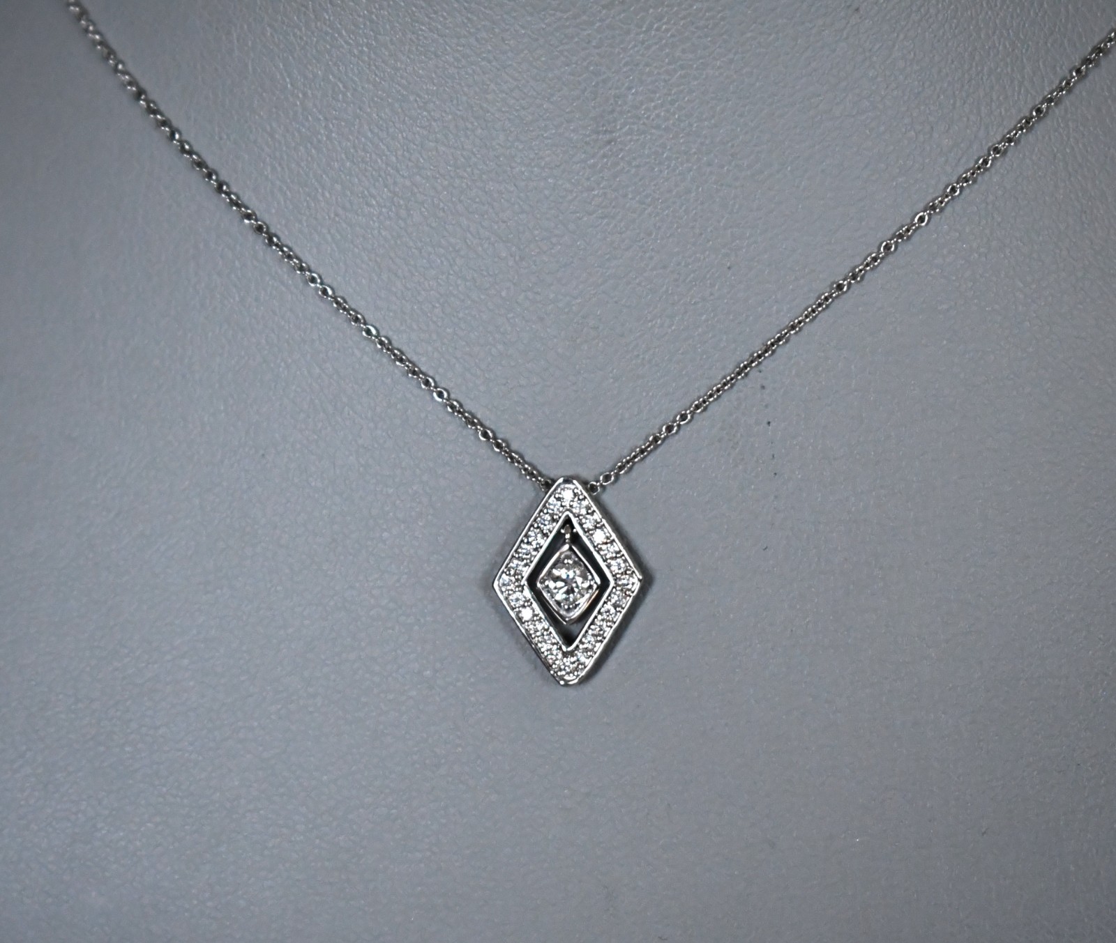 NEW ROBERTO COIN *DIAMANTE* 18K WHITE GOLD & DIAMOND Small Pendant Necklace
