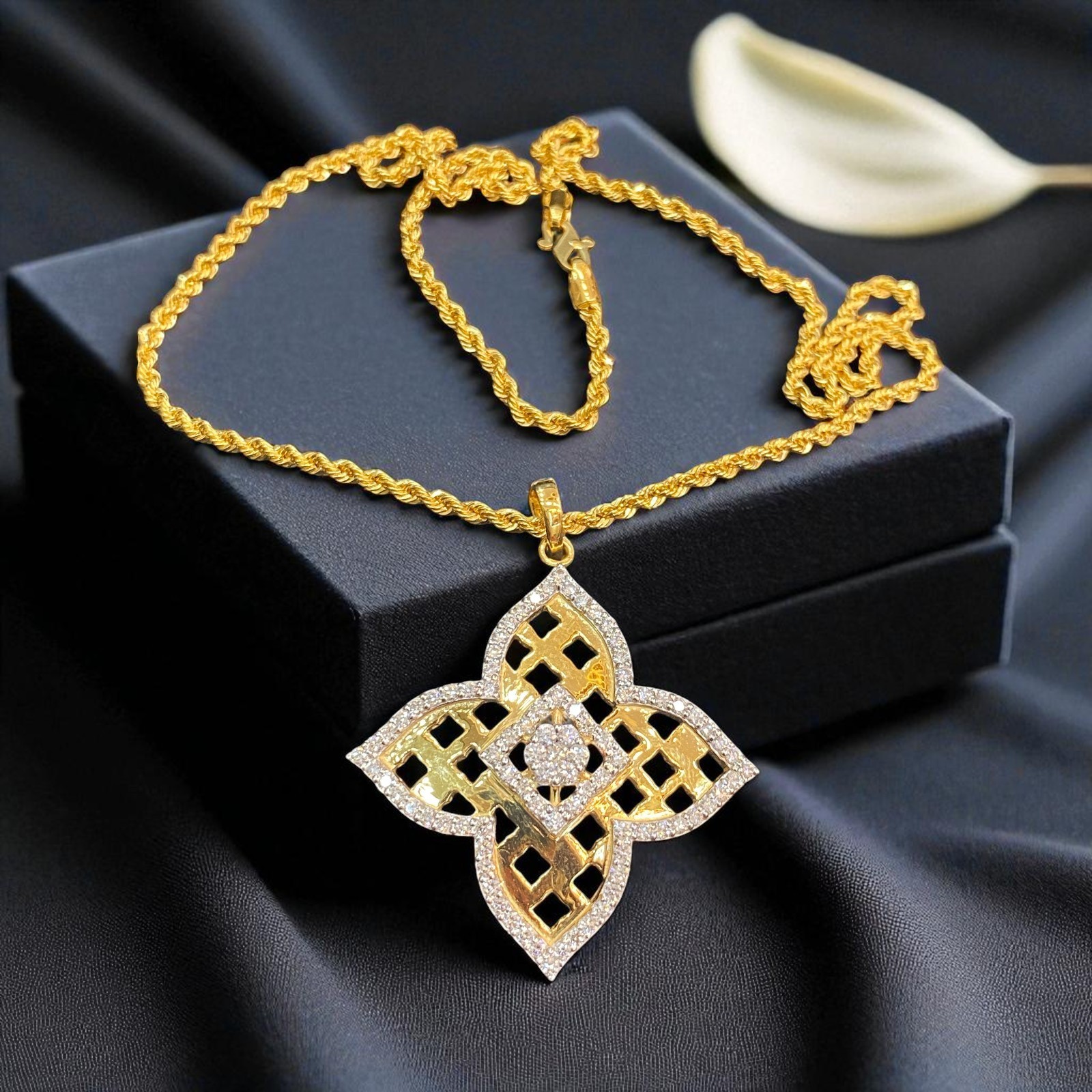 Pave 1.20 Cts F/VS1 Round Brilliant Cut Diamonds Floral Bloom Necklace 14K Gold