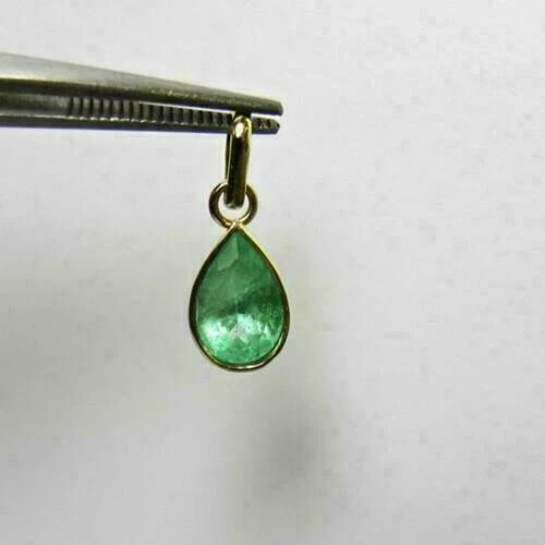 4 Ct Pear Cut Green Emerald Solitaire Pendant 14K Yellow Gold Finish Free Chain