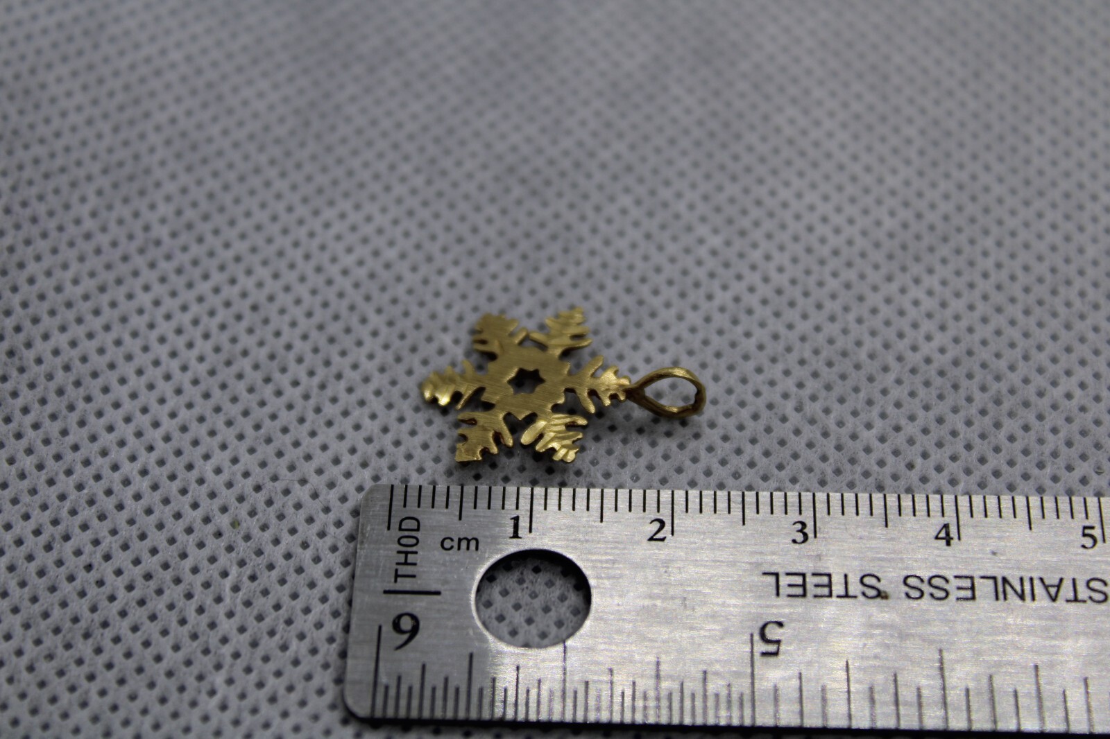 14K Yellow Gold Snowflake Pendant 0.8g