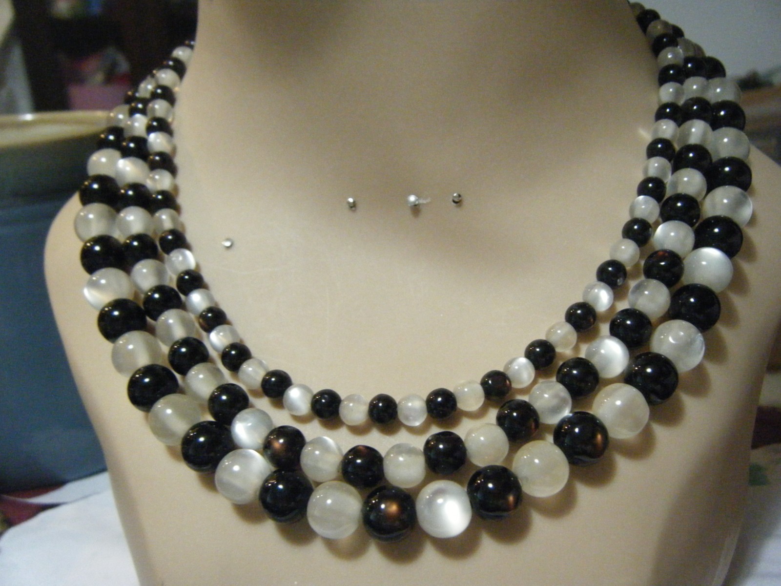 Vtg 70s Necklace 3 strand beaded w white &black moonglow different sizes beads