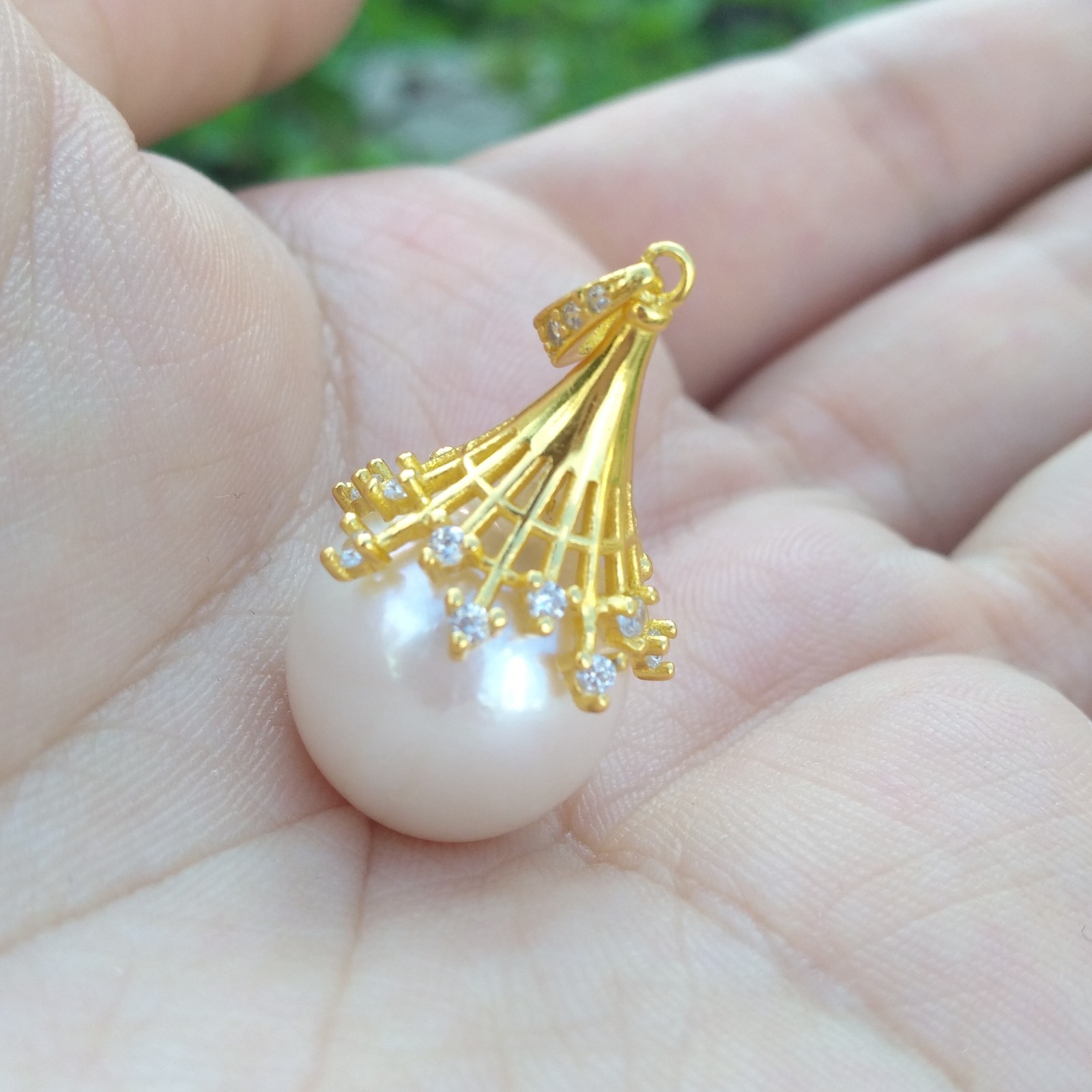 Beautiful Design Gorgeous 13-12mm South Sea Round White Pearl Pendant 14K Gold P