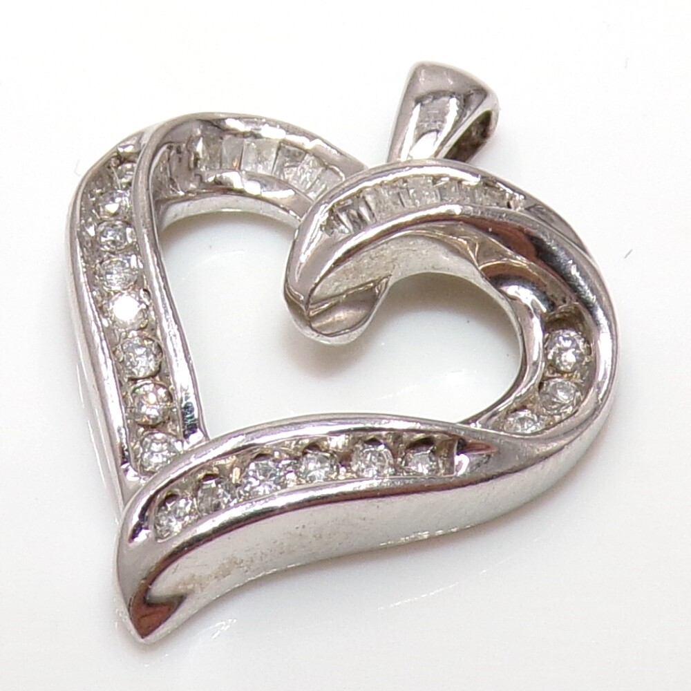 2.9g of Sterling Silver & 0.30ctw Natural White Diamond Swirl Heart Pendant FZ