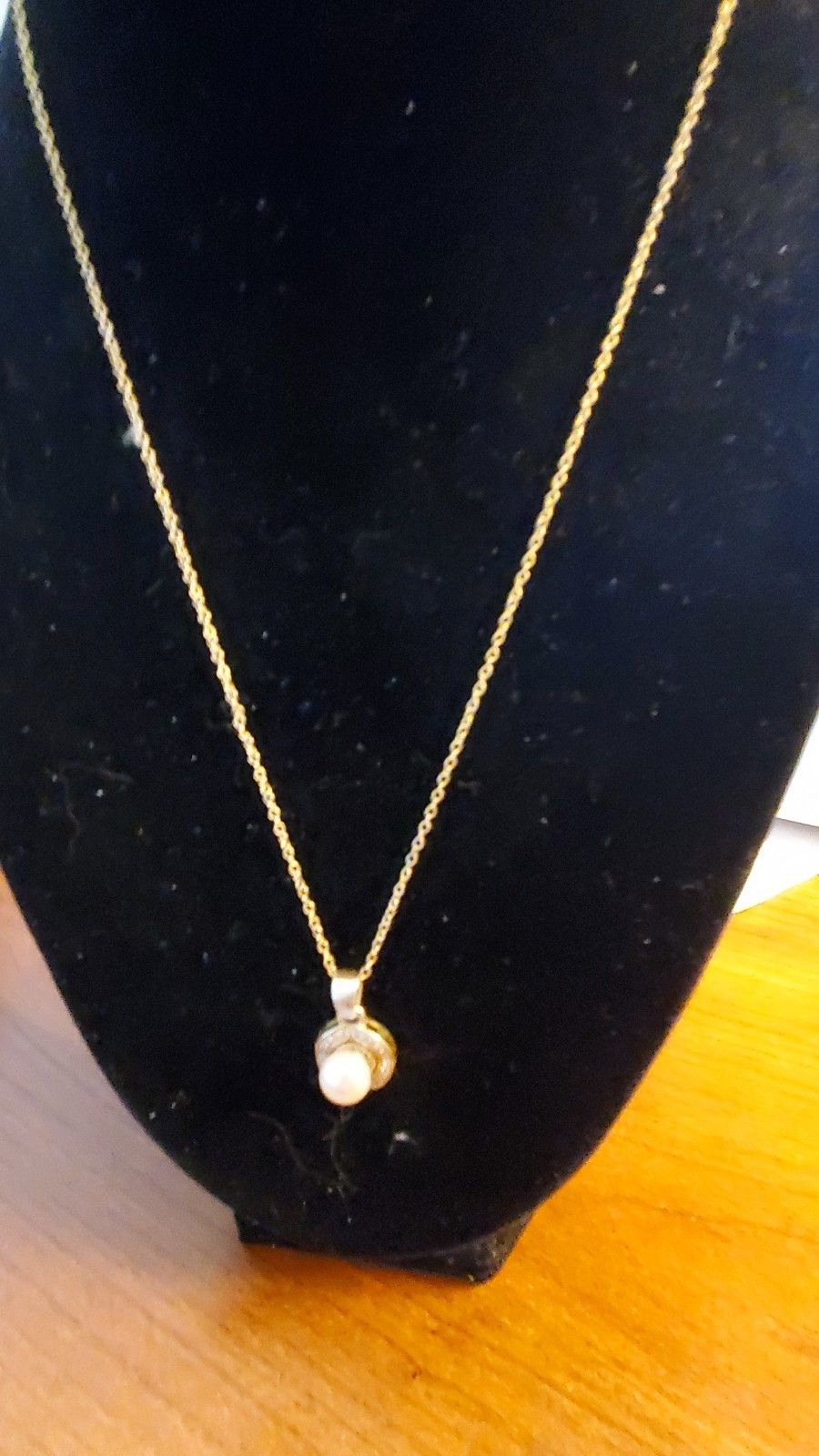 Pearl in Pendant on 18″ Chain in Very Good Condition