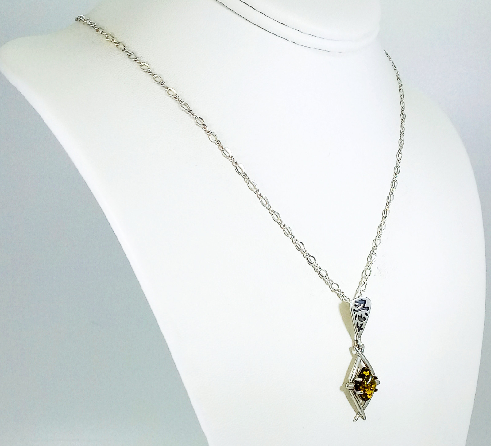 Vintage 925 Sterling Silver Deep Forest Green Baltic Amber Kanji-Style Necklace