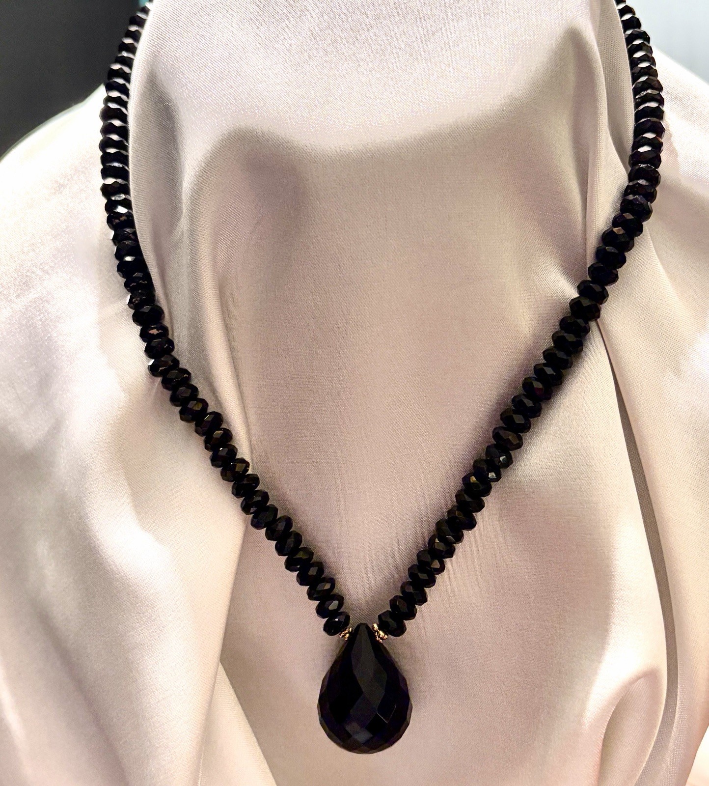 16 in Choker Necklace Genuine Onyx Stone Drop w carved beads 14 k y g (Marked)
