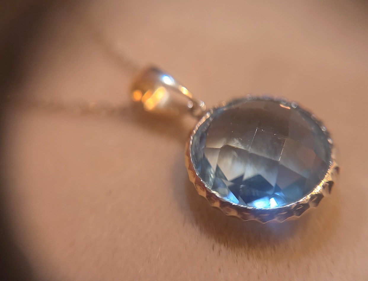14k Yellow Gold Blue Topaz Necklace 17″ 3.37g