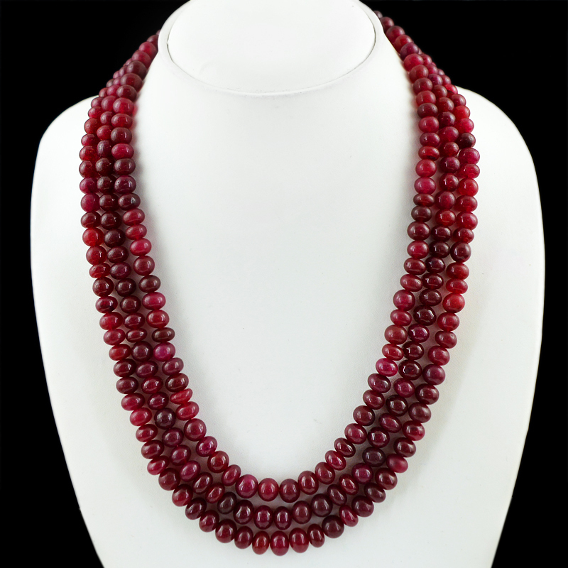 557 CTS EARTH MINED RED ENHANCED RUBY 3 STRAND ROUND SHAPED BEADS NECKLACE (DG)