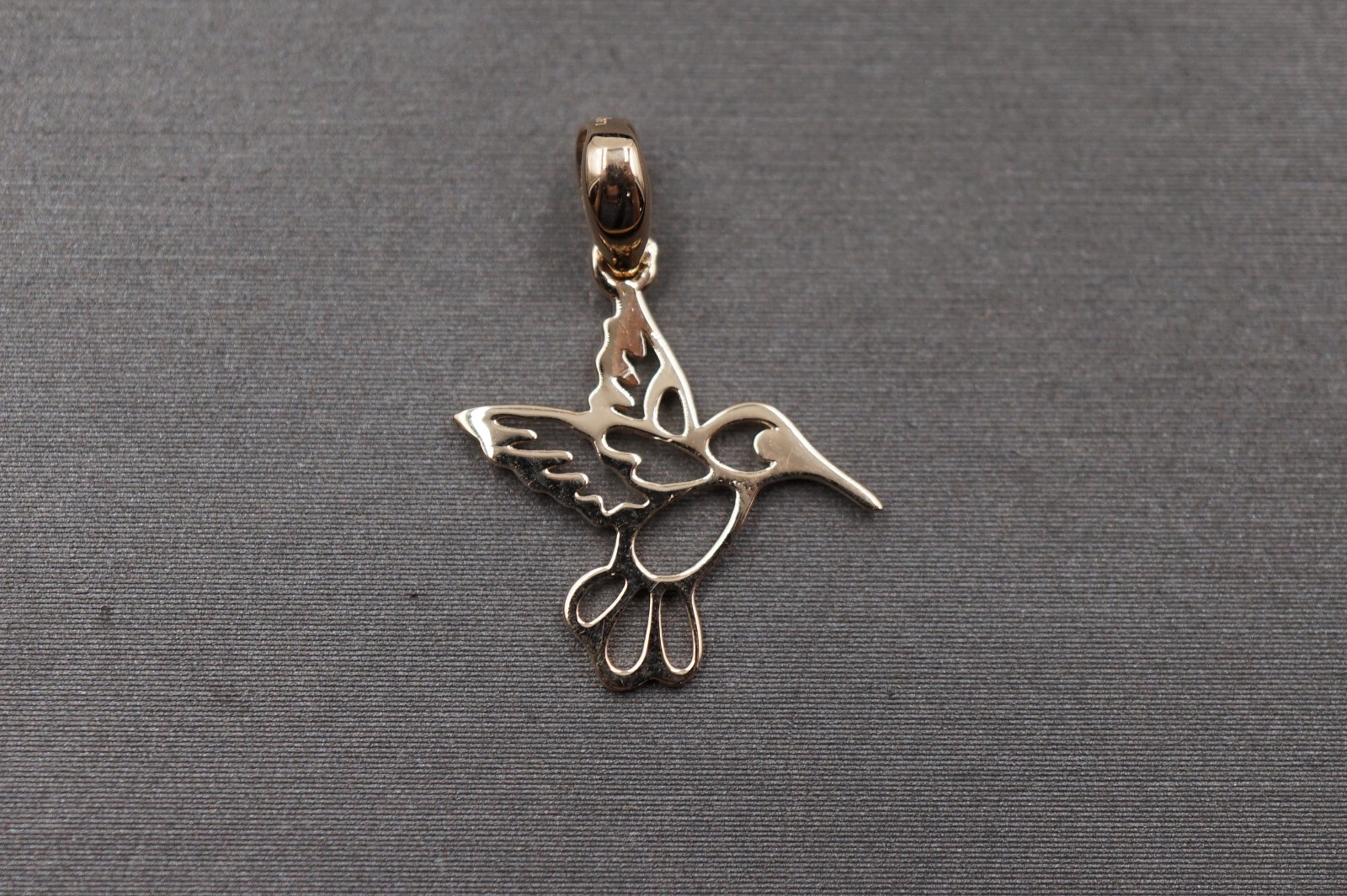 14K Solid Yellow Gold 0.75″ Small Light Flat Hummingbird Charm Pendant.