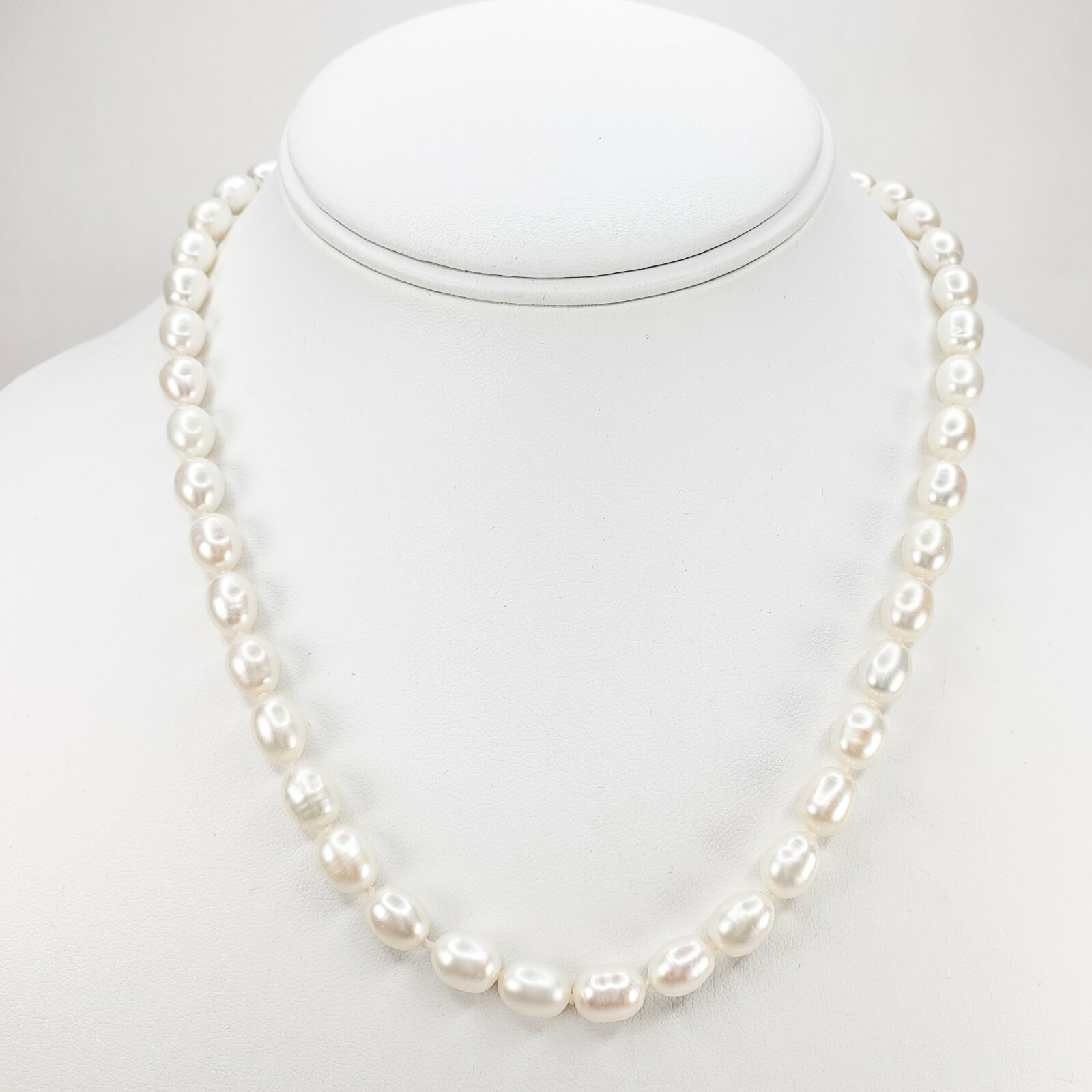 Unbranded Pearl Necklace 18K Yellow Gold 17.5″ White Oval Freshwater Strand 750