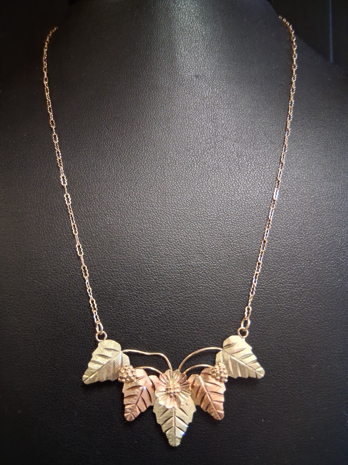 (RI4) 10k Three-Tone Gold Floral Necklace / Chain (3.4 Grams) Size 18″
