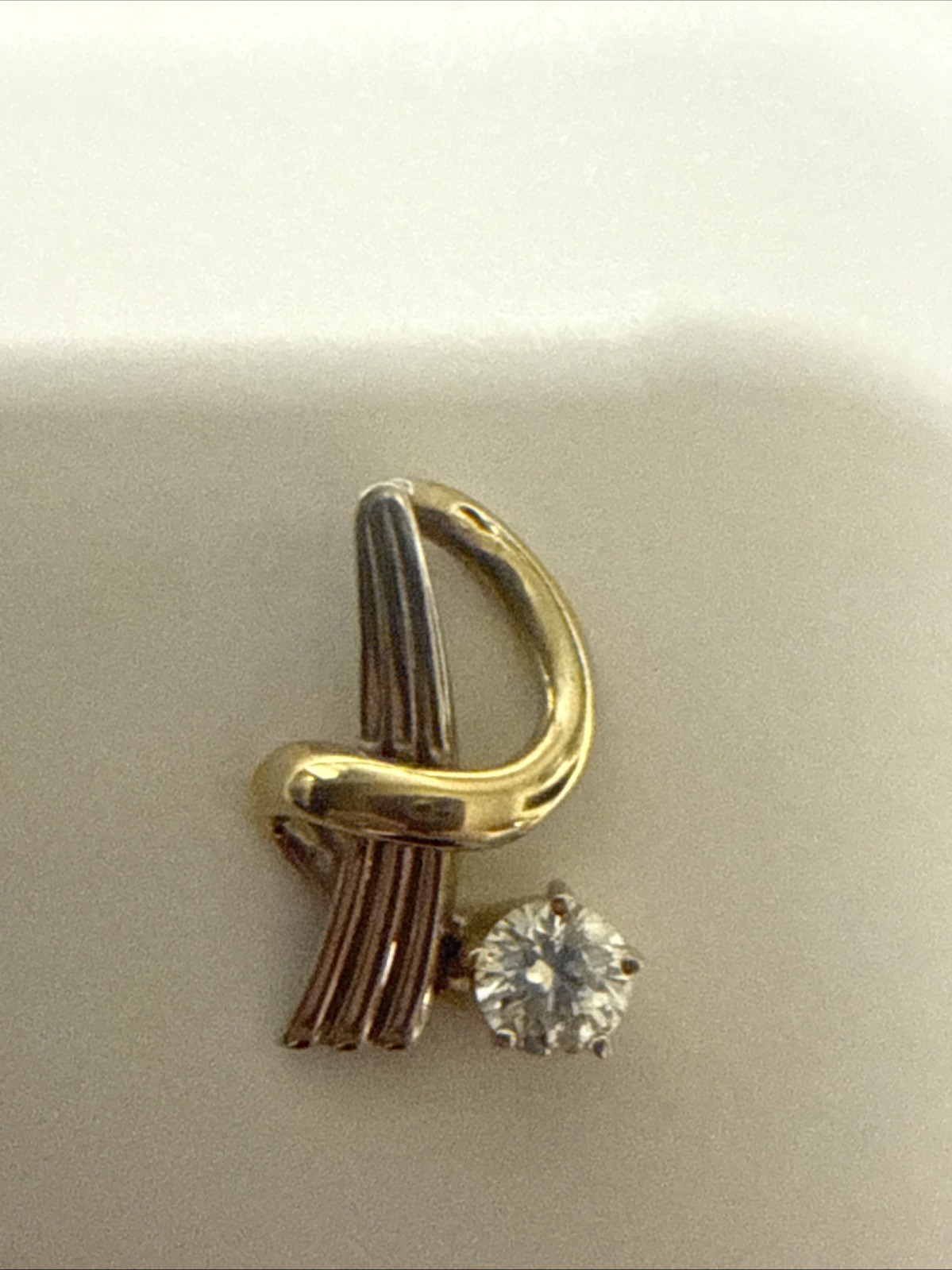 2.81 Grams Of 14kt Yellow,white Gold Modern, Contemporary Clear Stone Pendant