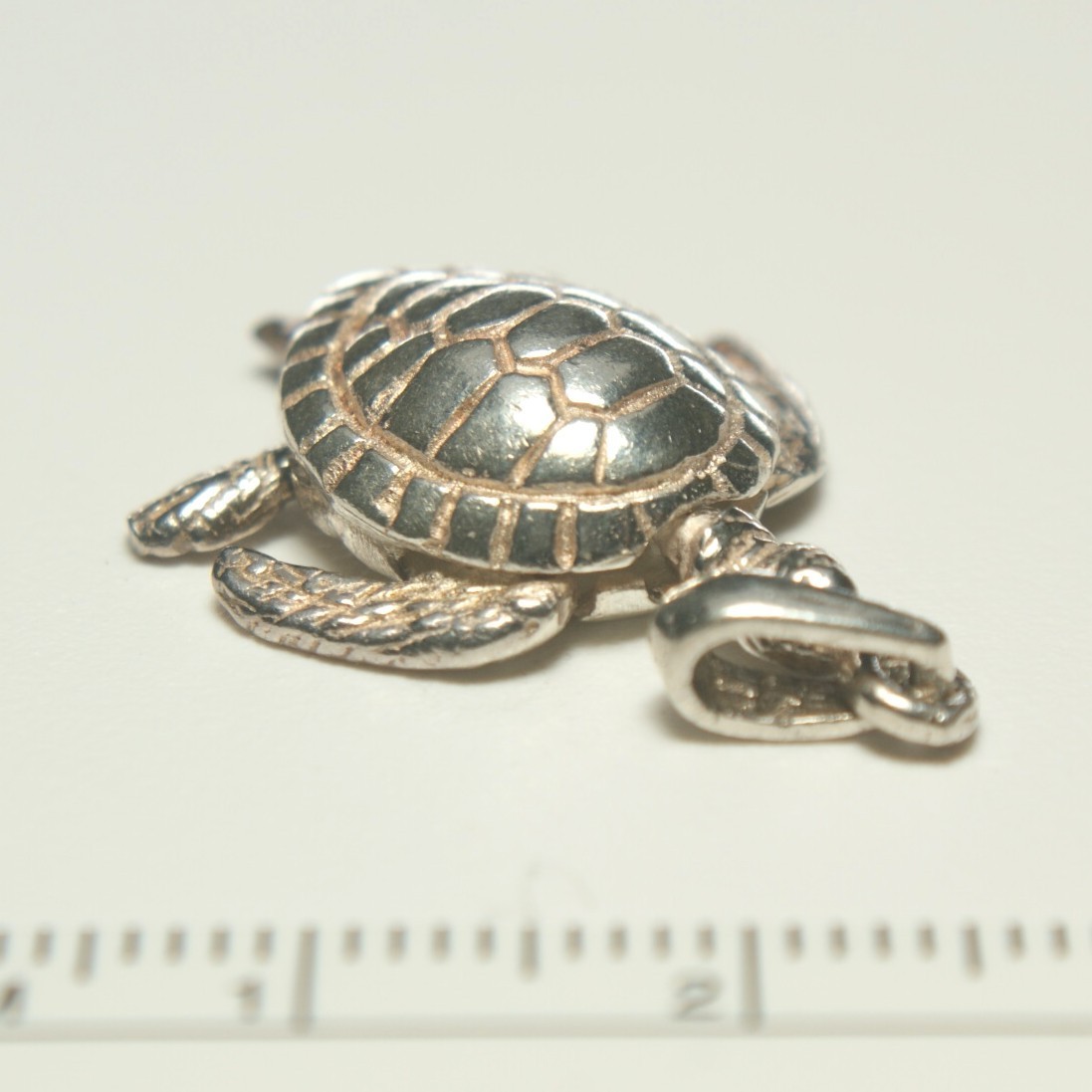Sterling silver sea turtle with movable fins, 15mm, 3.81grams with ring