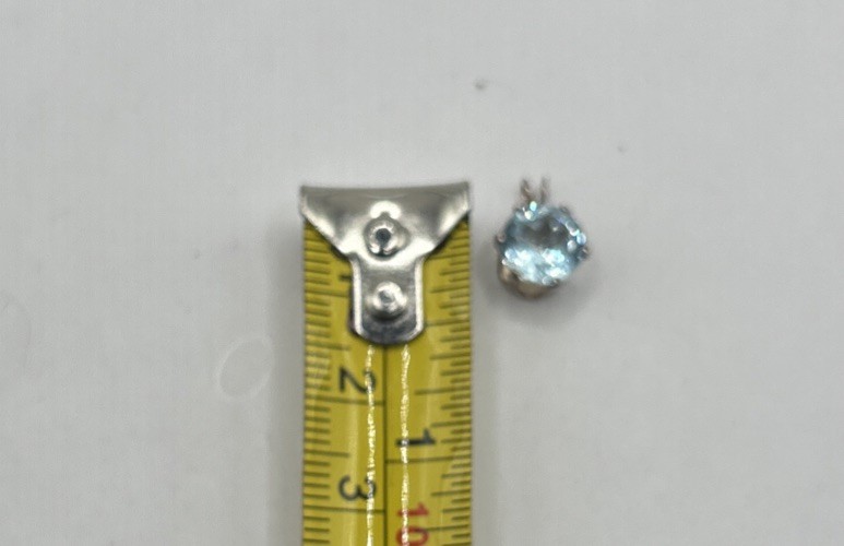 LG Round 1ct Sky Blue Topaz Pendant Set In 10k Gold 6 Prong Set 6mm; 4.25g Total