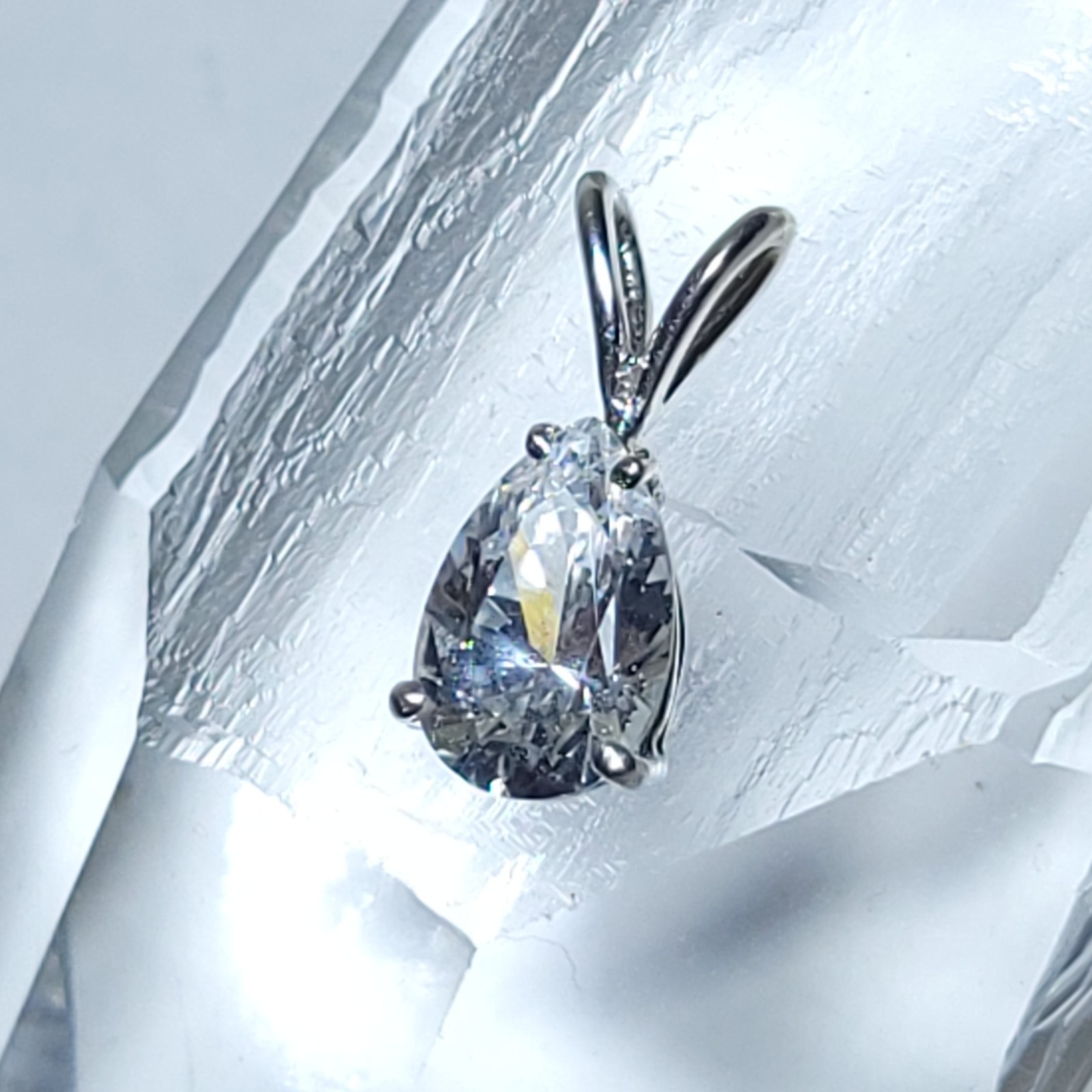 12k White Gold Pendant Clear Stone Small Charm 1.5cm Long 12 Karat 1.0g Total