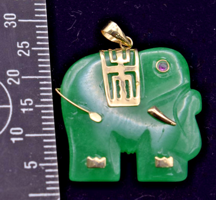 14k Yellow Gold Jade Elephant Green Translucent Elephant Ruby Eye 4.5G