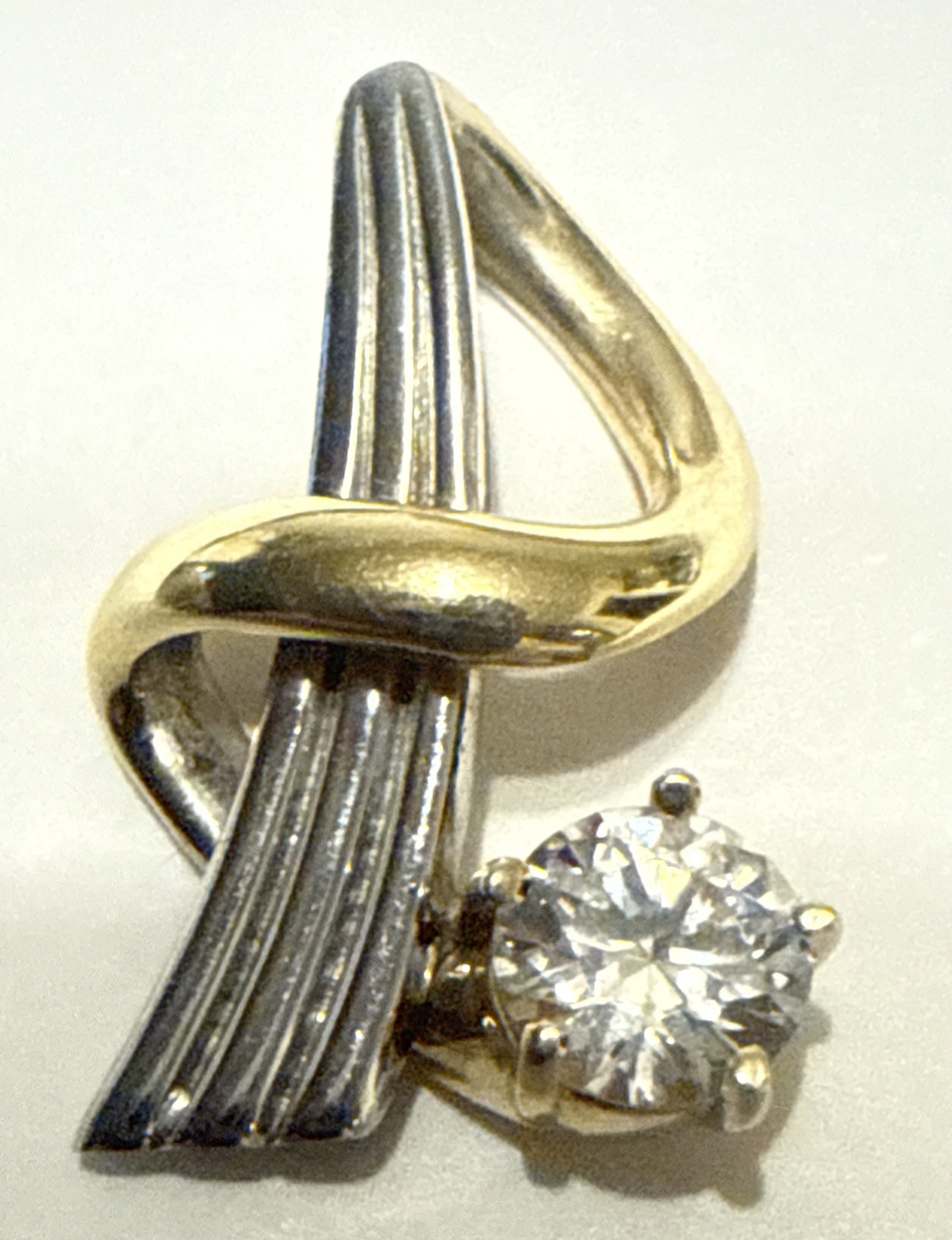 2.81 Grams Of 14kt Yellow,white Gold Modern, Contemporary Clear Stone Pendant