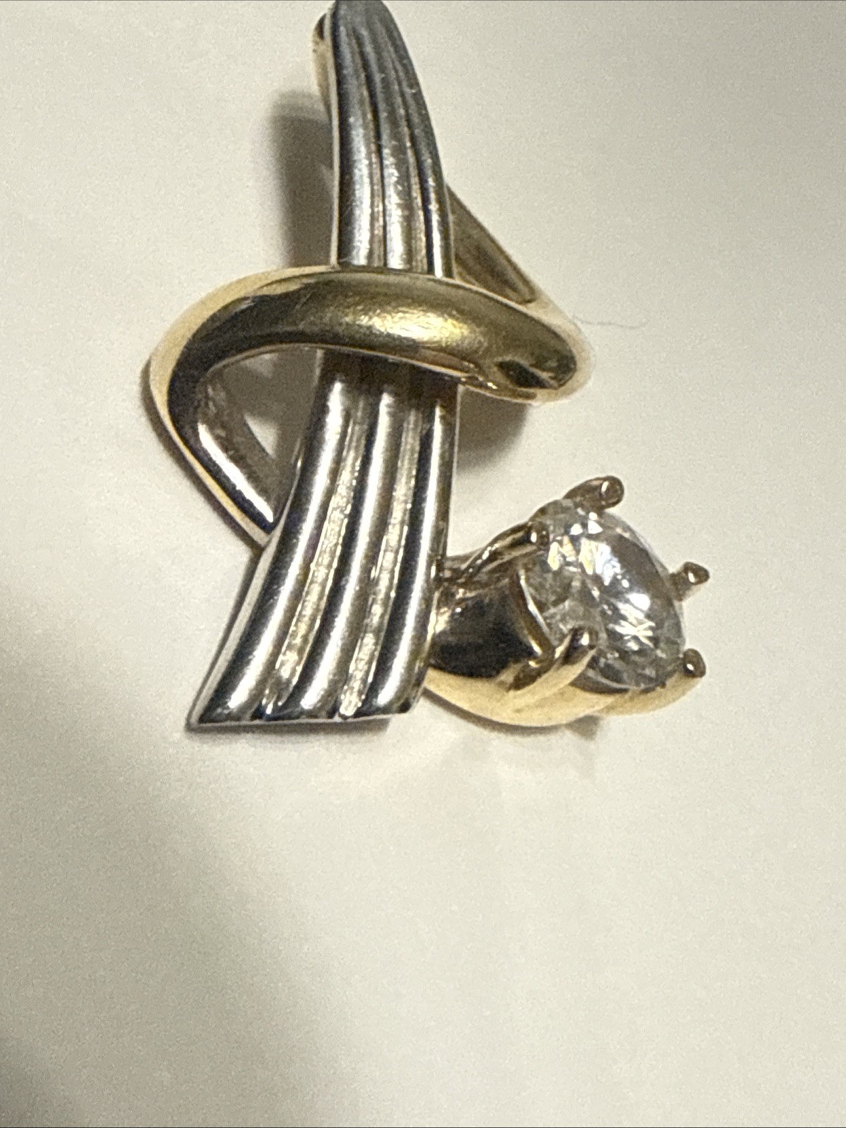 2.81 Grams Of 14kt Yellow,white Gold Modern, Contemporary Clear Stone Pendant